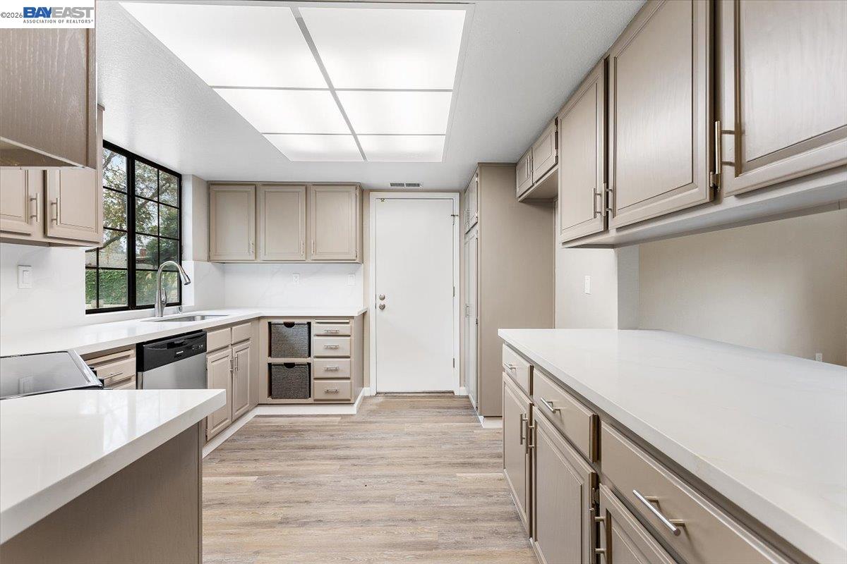 Detail Gallery Image 6 of 42 For 1135 Tiffany Lane, Pleasanton,  CA 94566 - 2 Beds | 2 Baths