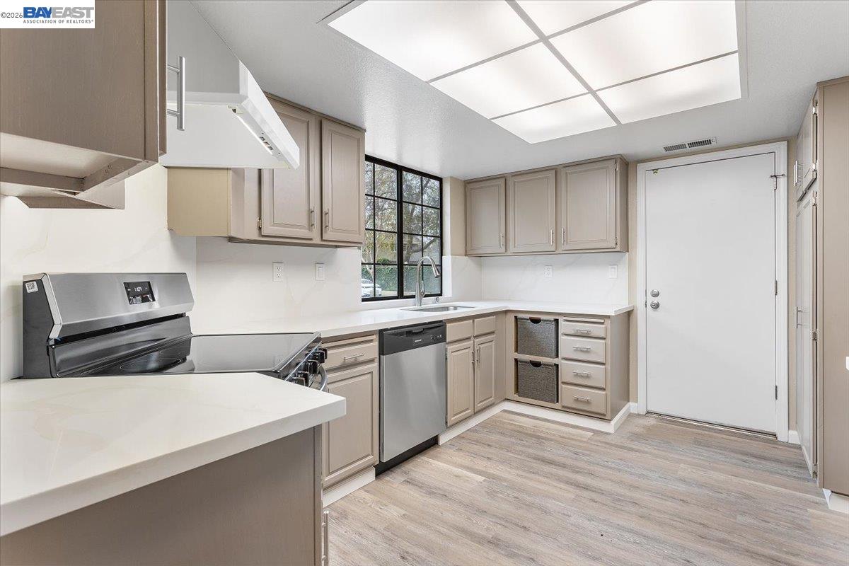 Detail Gallery Image 7 of 42 For 1135 Tiffany Lane, Pleasanton,  CA 94566 - 2 Beds | 2 Baths