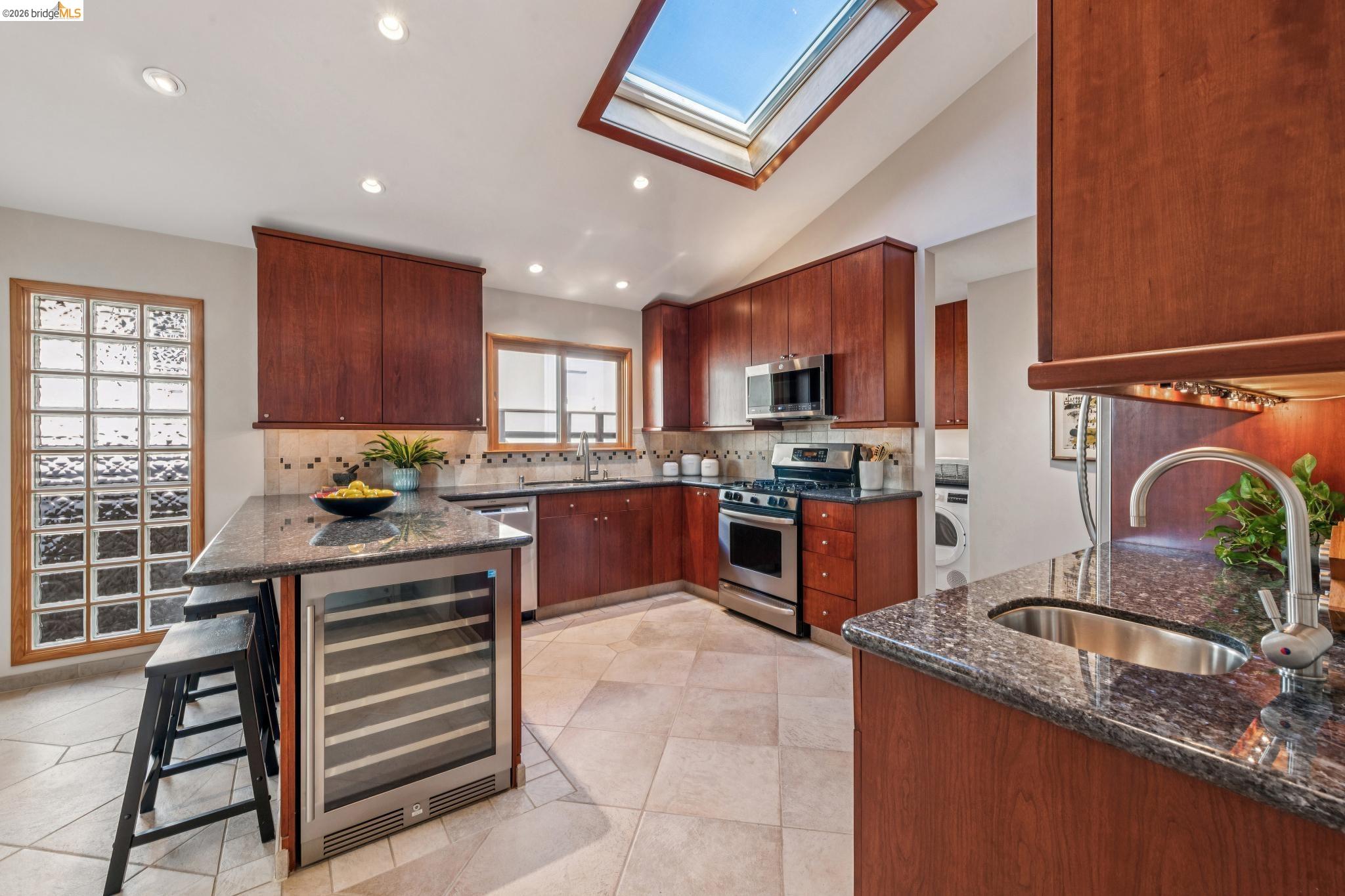 Detail Gallery Image 12 of 43 For 105 Arlington Ave, Kensington,  CA 94707 - 3 Beds | 2 Baths