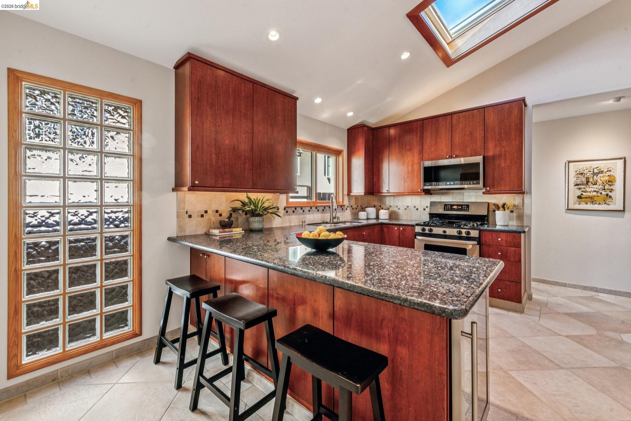 Detail Gallery Image 14 of 43 For 105 Arlington Ave, Kensington,  CA 94707 - 3 Beds | 2 Baths