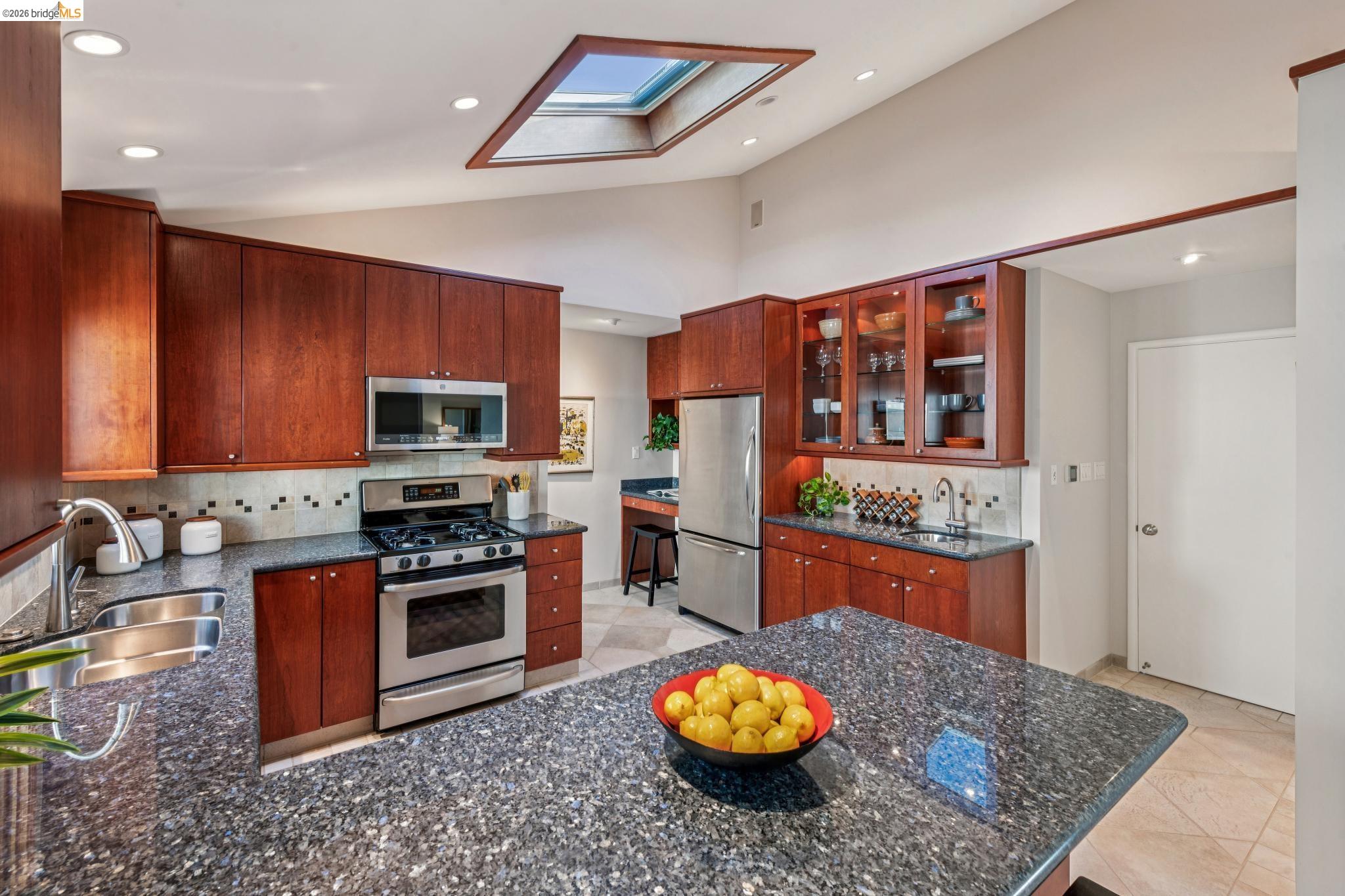 Detail Gallery Image 15 of 43 For 105 Arlington Ave, Kensington,  CA 94707 - 3 Beds | 2 Baths