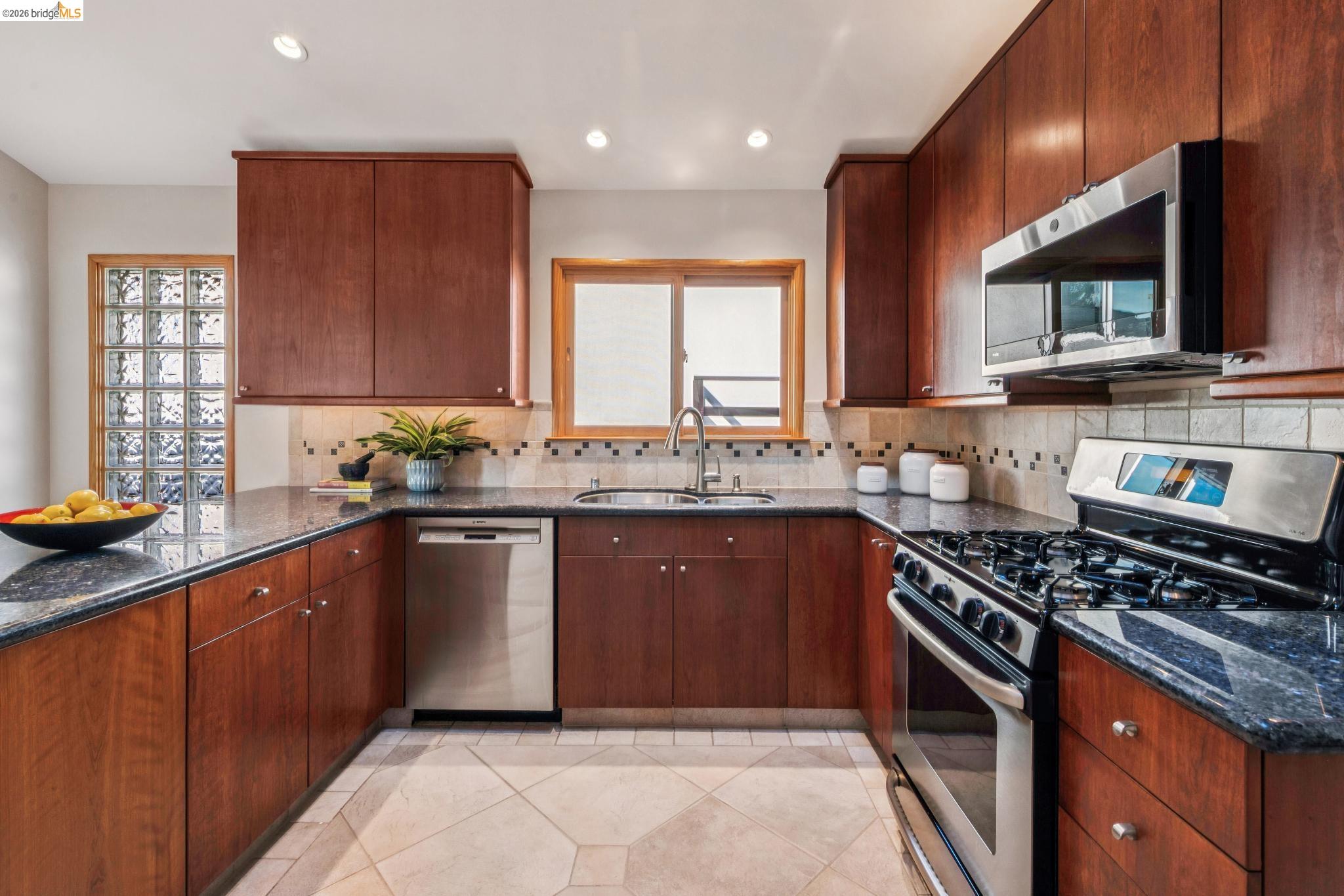 Detail Gallery Image 17 of 43 For 105 Arlington Ave, Kensington,  CA 94707 - 3 Beds | 2 Baths