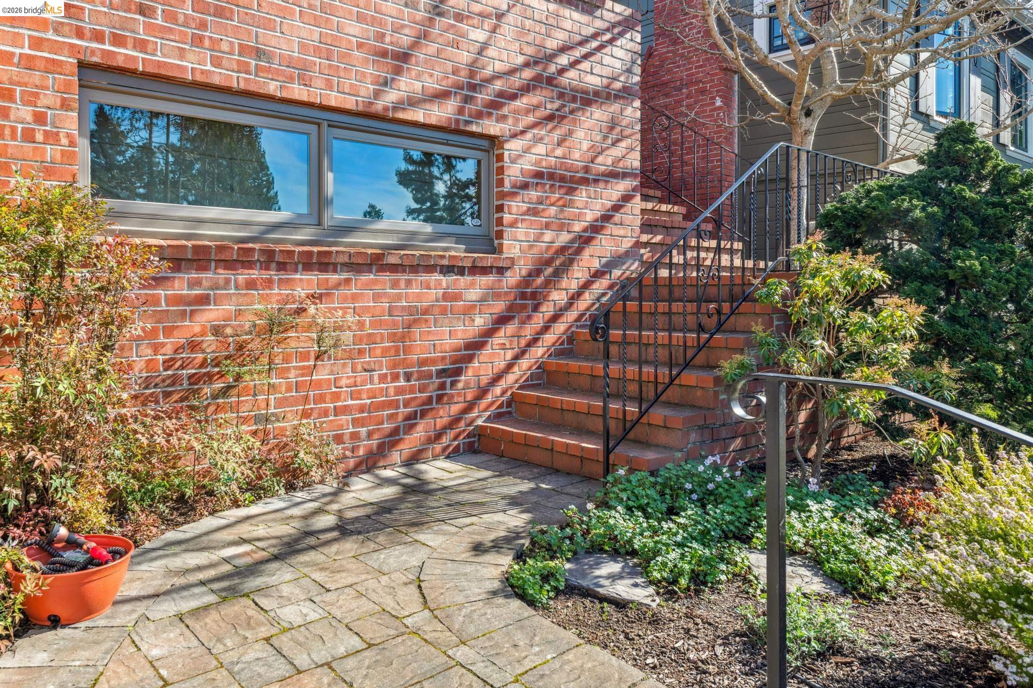 Detail Gallery Image 3 of 43 For 105 Arlington Ave, Kensington,  CA 94707 - 3 Beds | 2 Baths