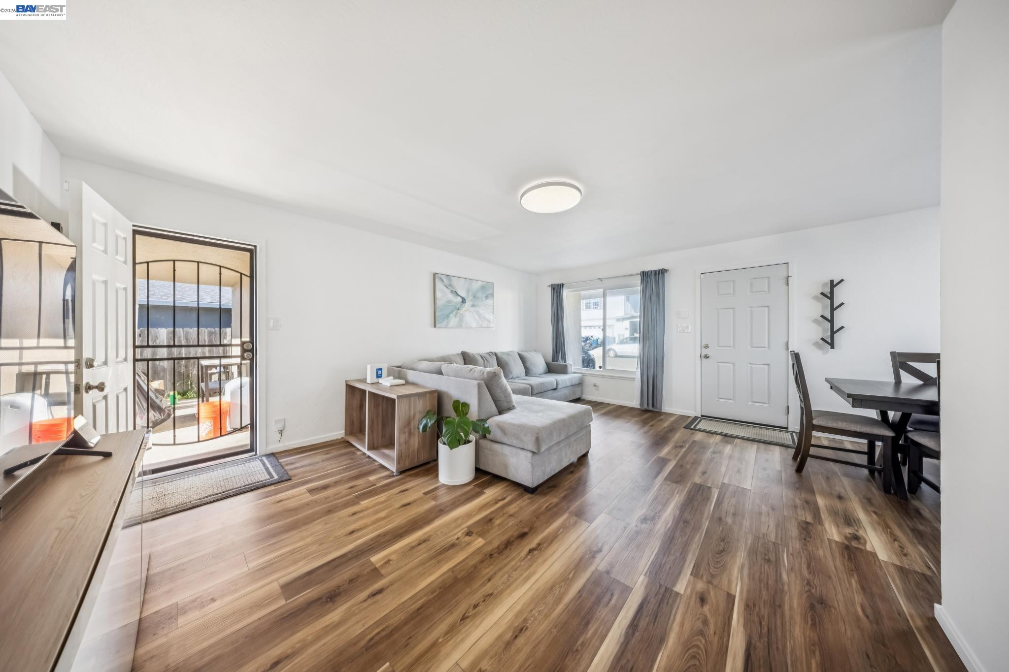 Detail Gallery Image 5 of 39 For 1321 Delwood St, Vallejo,  CA 94591 - 3 Beds | 1 Baths