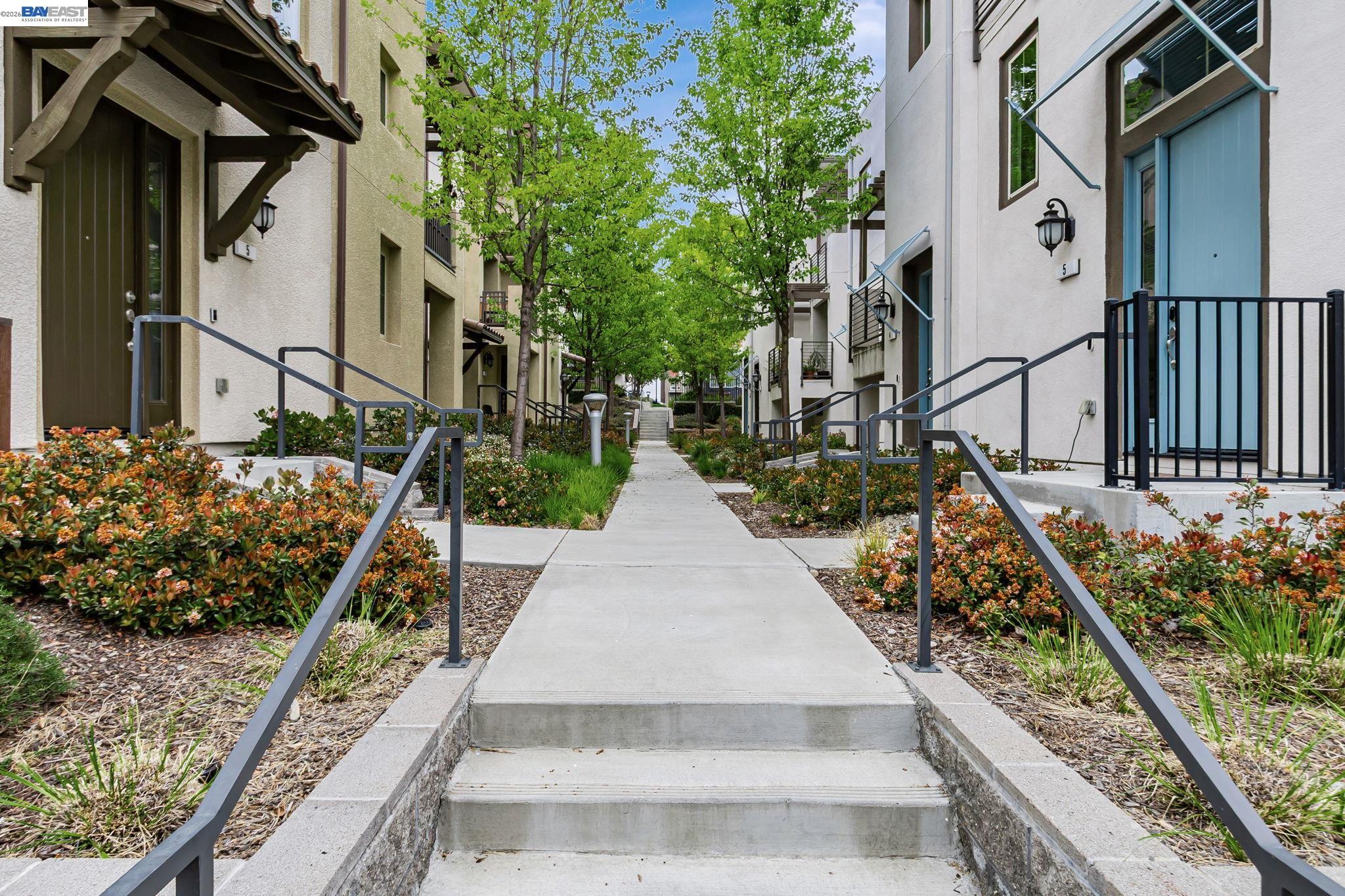 Detail Gallery Image 4 of 44 For 223 William Manly #1,  San Jose,  CA 95136 - 3 Beds | 3 Baths