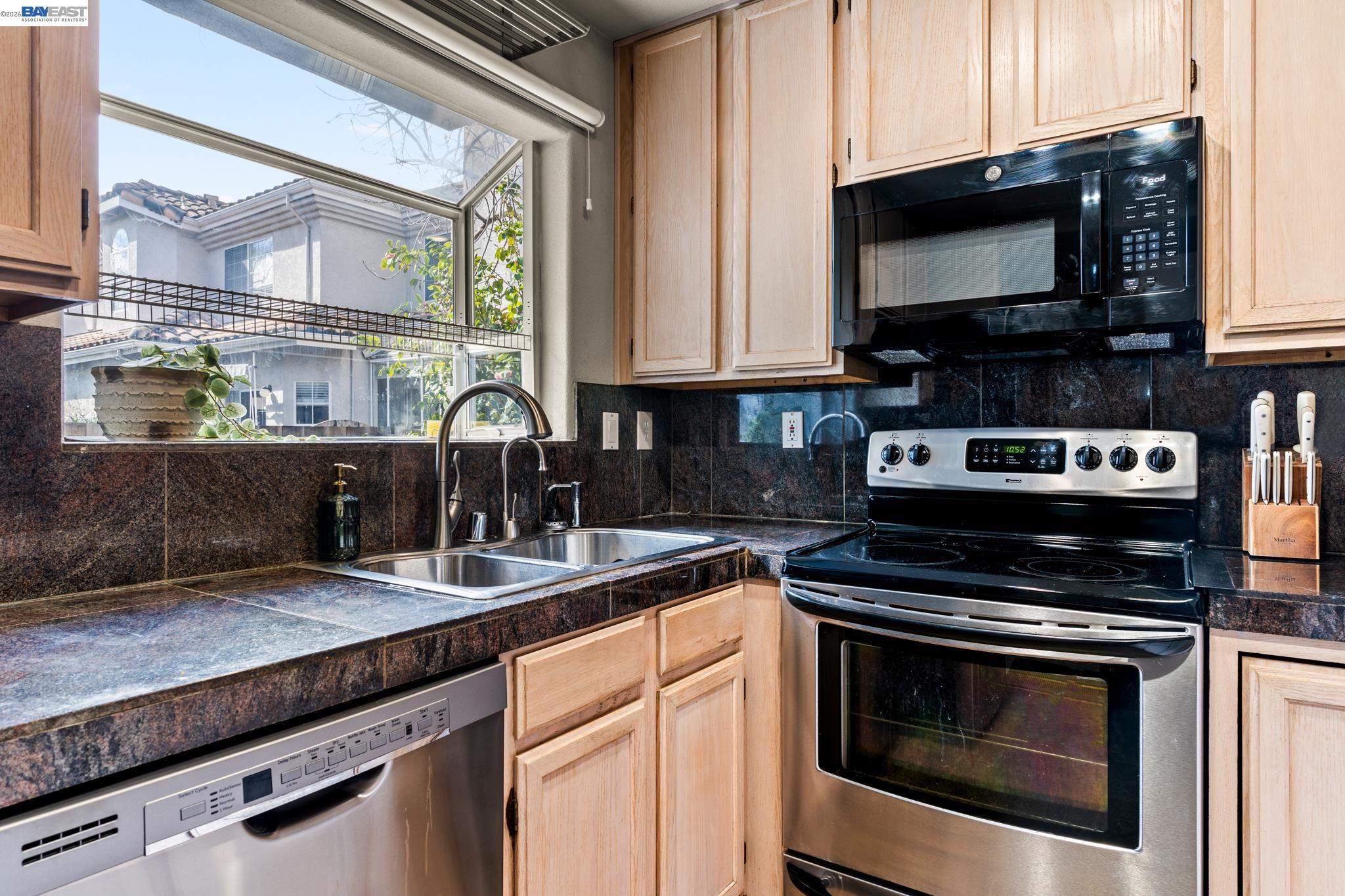 Detail Gallery Image 12 of 36 For 283 Esther Ave, Campbell,  CA 95008-1202 - 3 Beds | 3 Baths