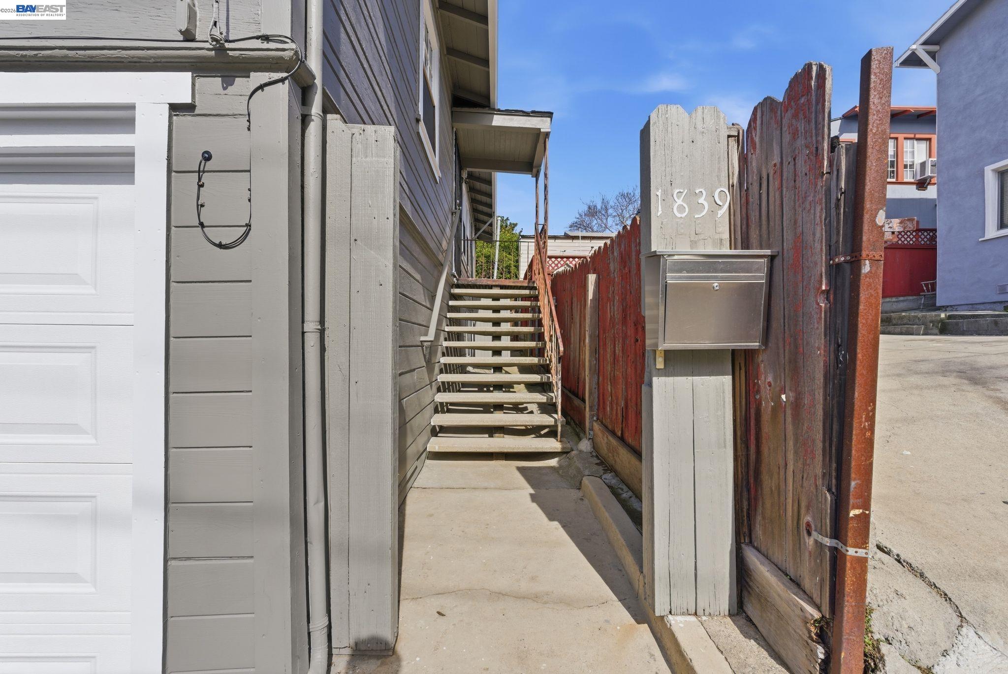 Detail Gallery Image 2 of 31 For 1839 Commerce Way, Oakland,  CA 94606 - 2 Beds | 1 Baths