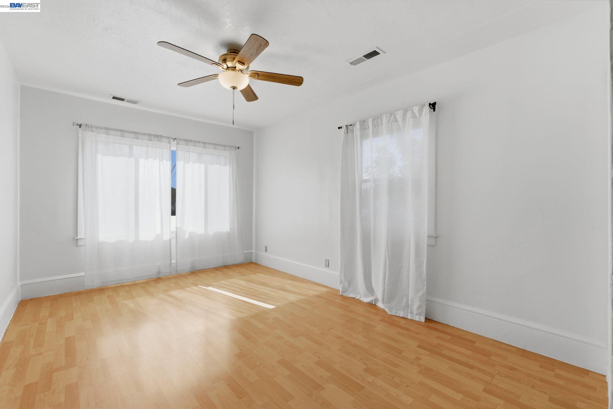 Detail Gallery Image 11 of 31 For 1839 Commerce Way, Oakland,  CA 94606 - 2 Beds | 1 Baths