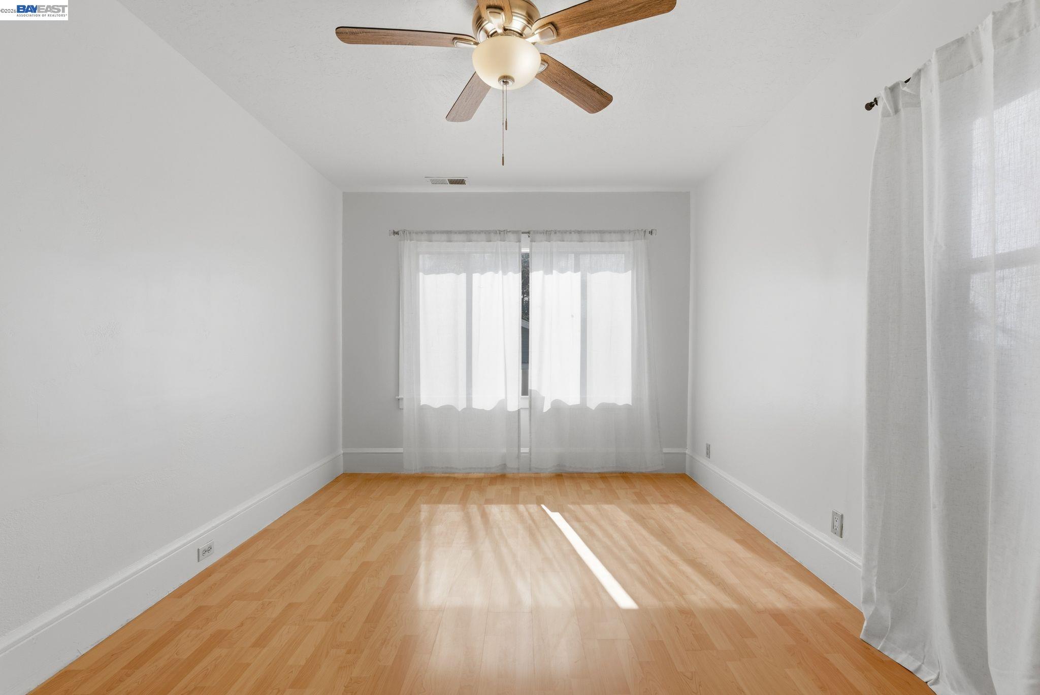 Detail Gallery Image 12 of 31 For 1839 Commerce Way, Oakland,  CA 94606 - 2 Beds | 1 Baths