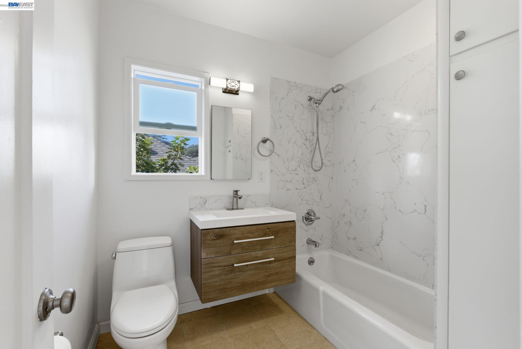 Detail Gallery Image 14 of 31 For 1839 Commerce Way, Oakland,  CA 94606 - 2 Beds | 1 Baths