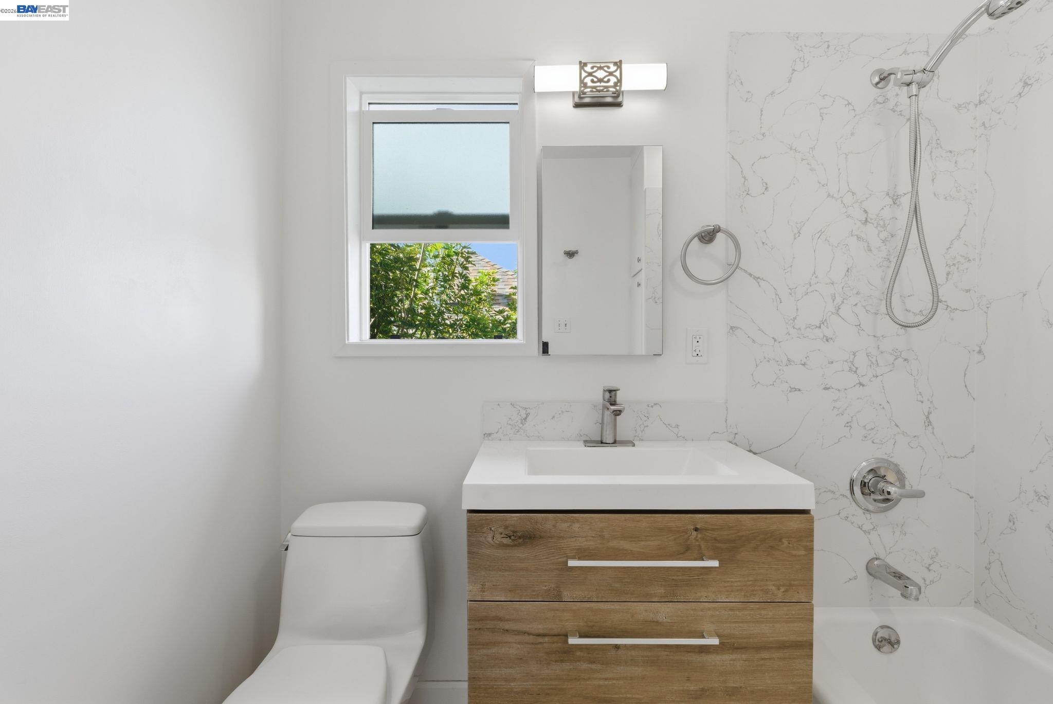 Detail Gallery Image 15 of 31 For 1839 Commerce Way, Oakland,  CA 94606 - 2 Beds | 1 Baths