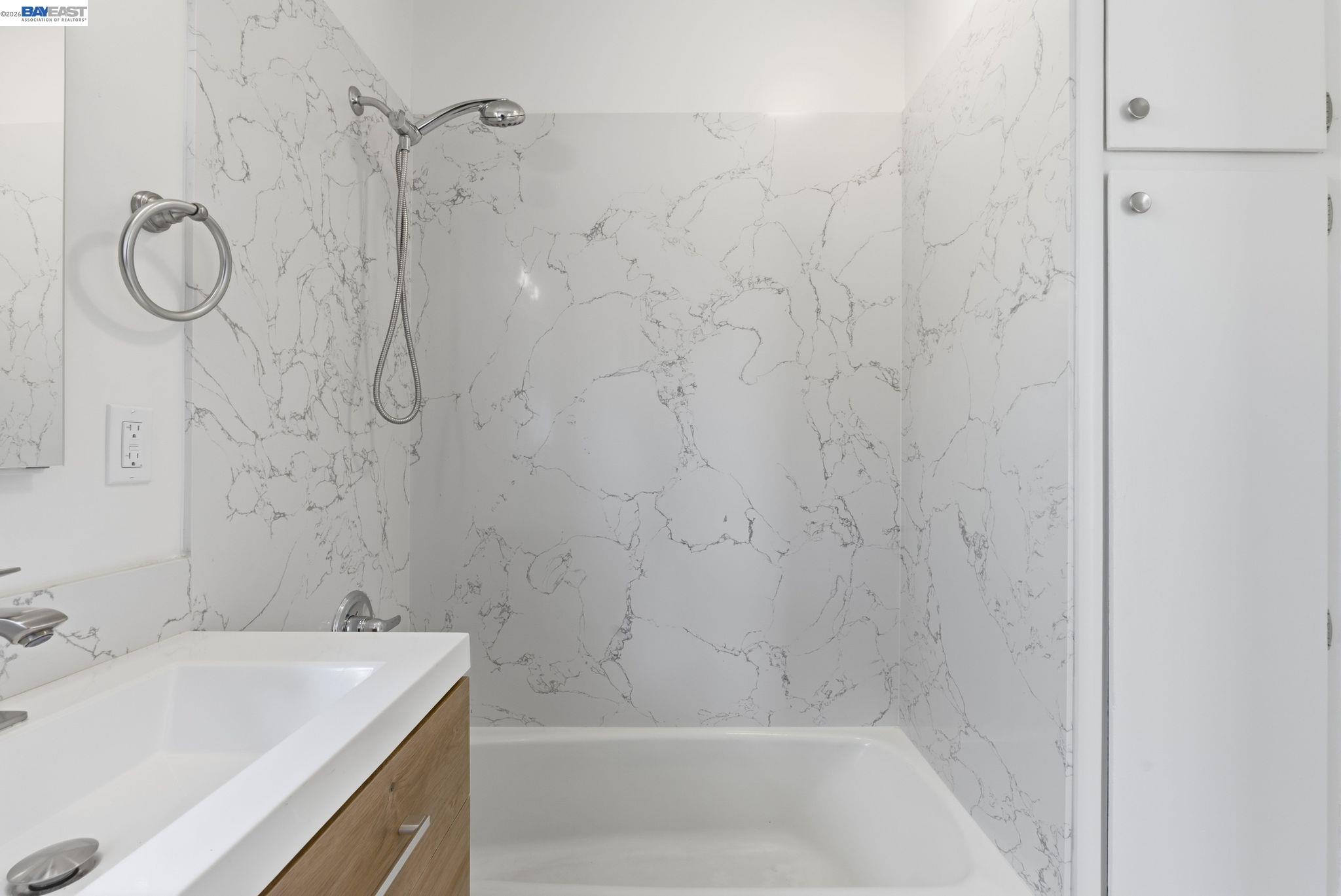 Detail Gallery Image 16 of 31 For 1839 Commerce Way, Oakland,  CA 94606 - 2 Beds | 1 Baths