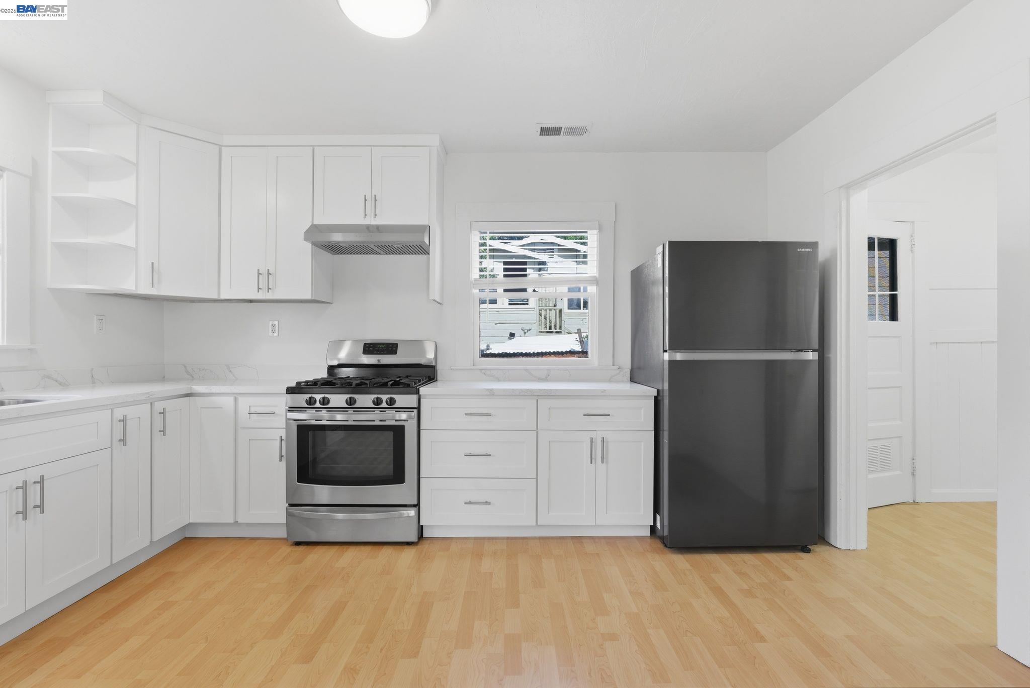 Detail Gallery Image 17 of 31 For 1839 Commerce Way, Oakland,  CA 94606 - 2 Beds | 1 Baths