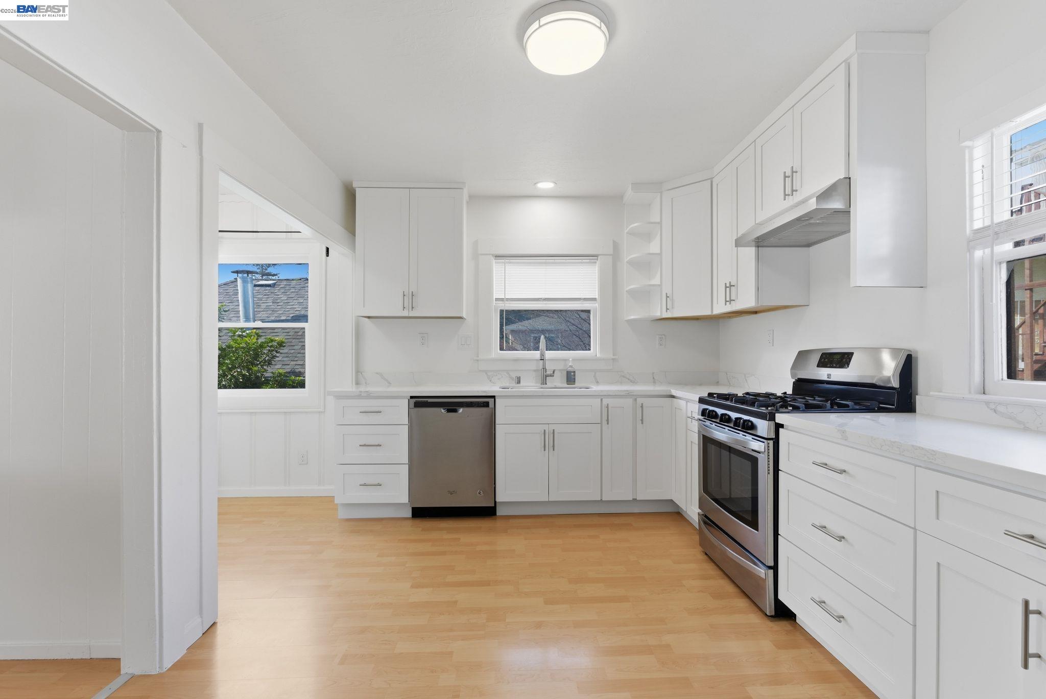 Detail Gallery Image 18 of 31 For 1839 Commerce Way, Oakland,  CA 94606 - 2 Beds | 1 Baths