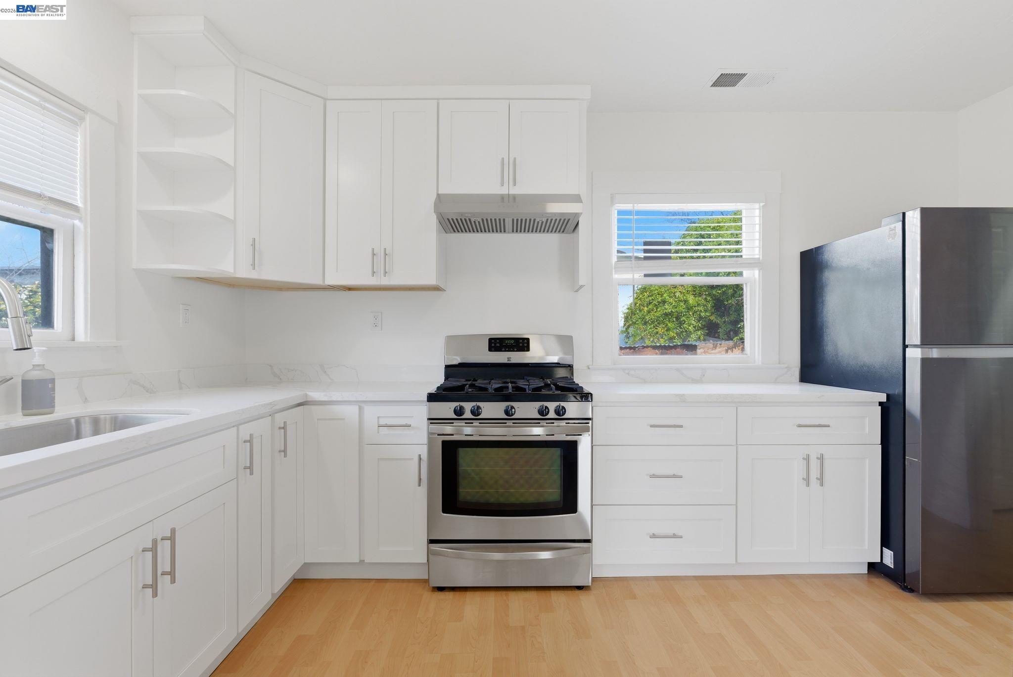 Detail Gallery Image 19 of 31 For 1839 Commerce Way, Oakland,  CA 94606 - 2 Beds | 1 Baths