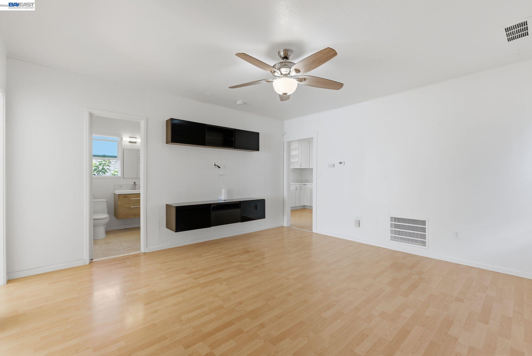 Detail Gallery Image 3 of 31 For 1839 Commerce Way, Oakland,  CA 94606 - 2 Beds | 1 Baths