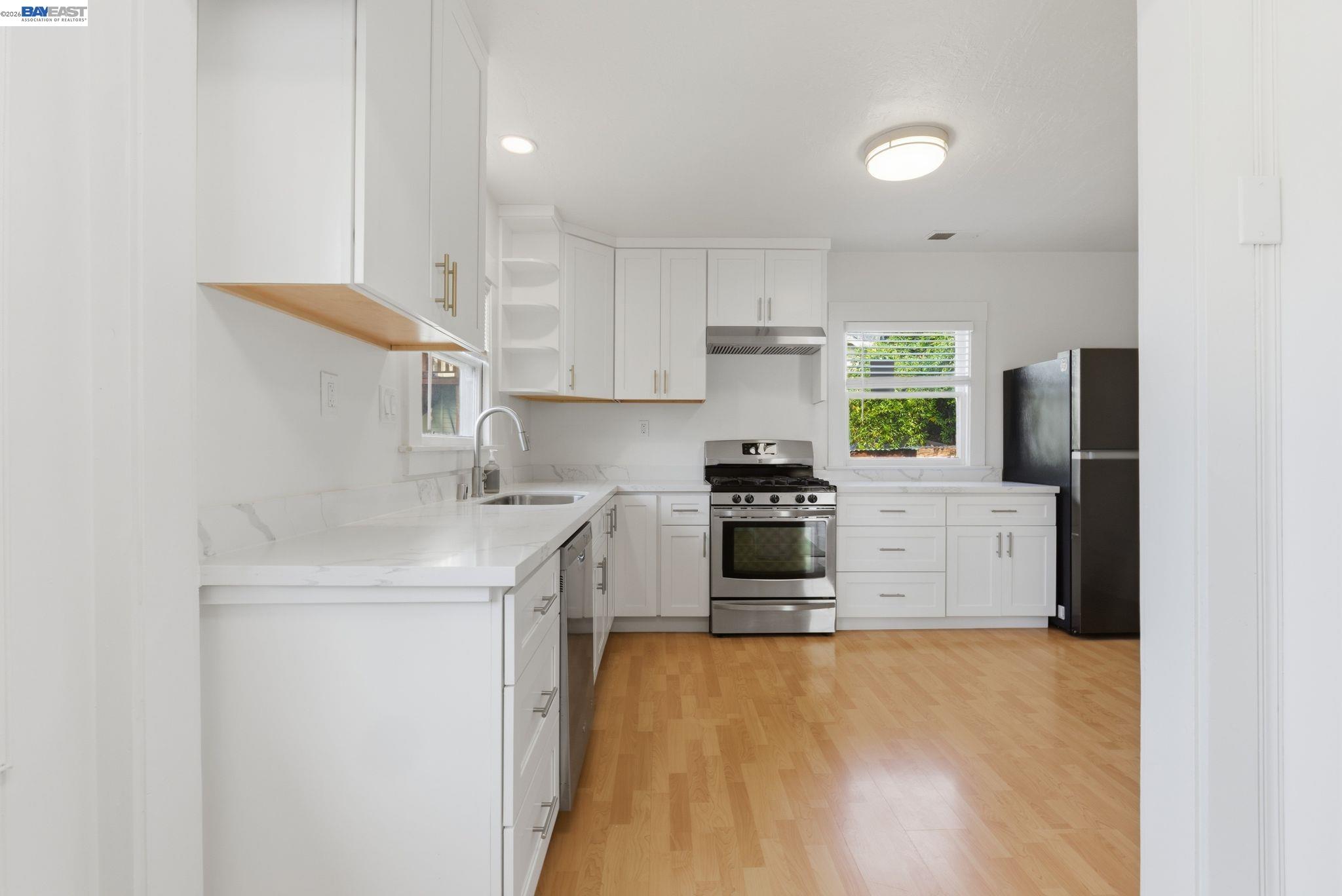 Detail Gallery Image 23 of 31 For 1839 Commerce Way, Oakland,  CA 94606 - 2 Beds | 1 Baths