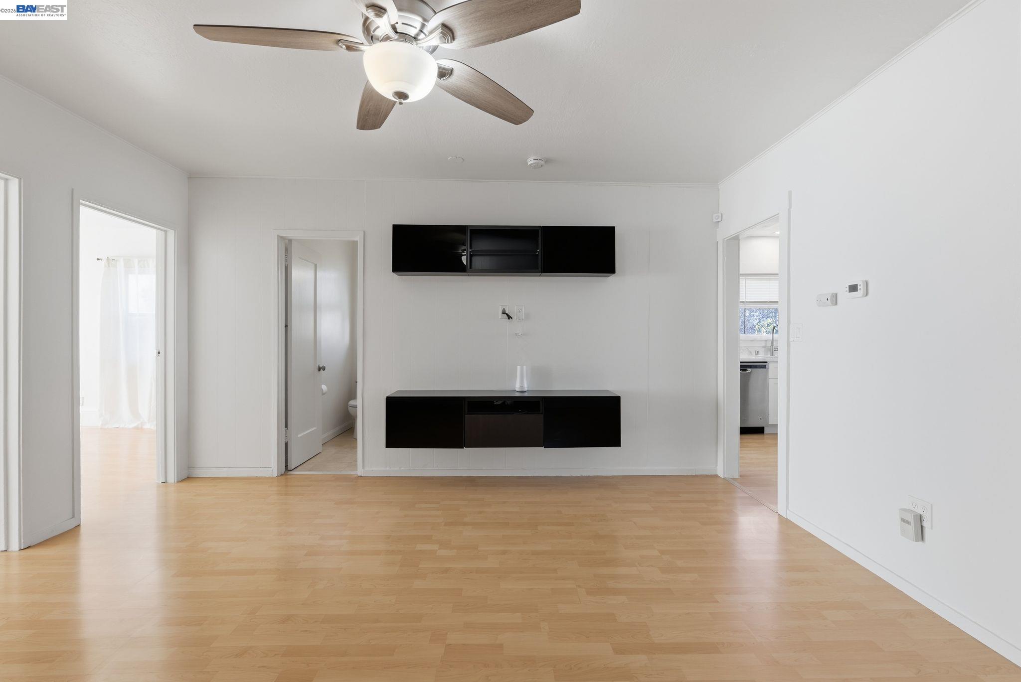 Detail Gallery Image 4 of 31 For 1839 Commerce Way, Oakland,  CA 94606 - 2 Beds | 1 Baths