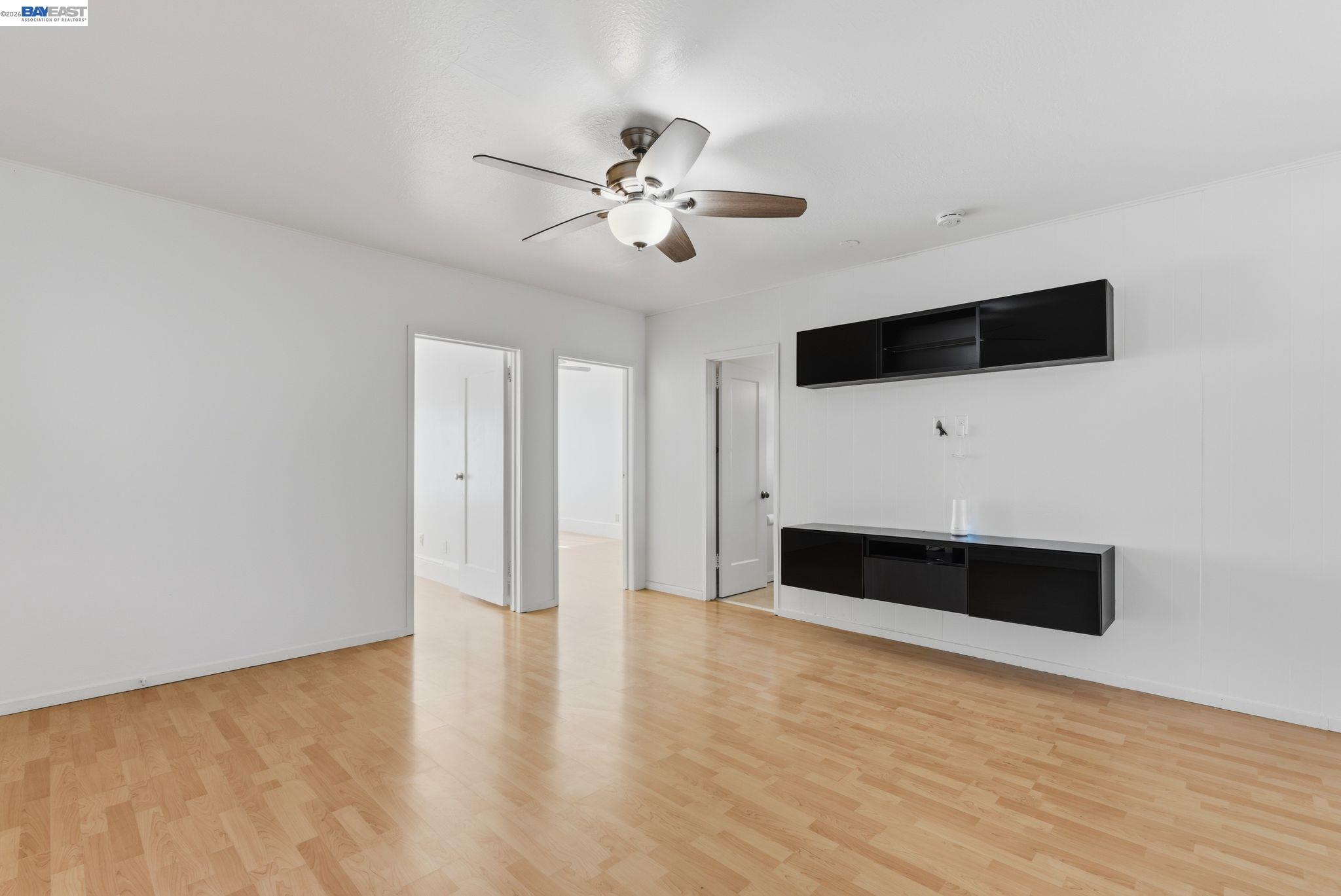 Detail Gallery Image 5 of 31 For 1839 Commerce Way, Oakland,  CA 94606 - 2 Beds | 1 Baths