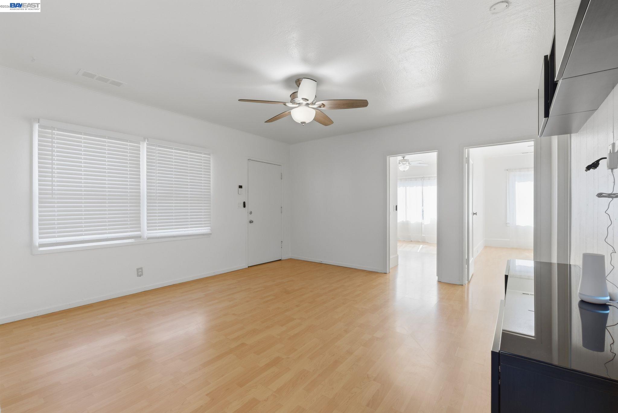 Detail Gallery Image 6 of 31 For 1839 Commerce Way, Oakland,  CA 94606 - 2 Beds | 1 Baths