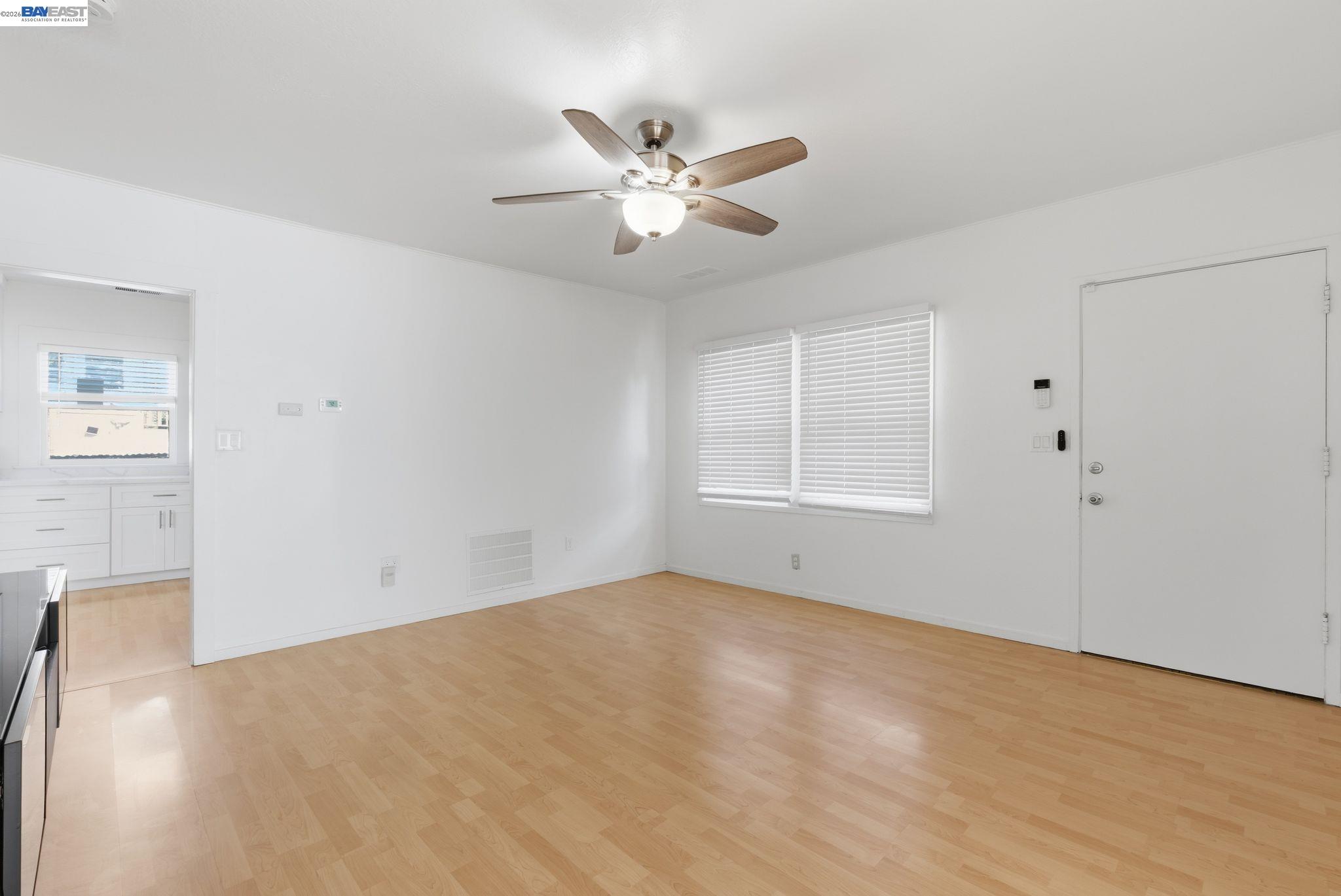 Detail Gallery Image 7 of 31 For 1839 Commerce Way, Oakland,  CA 94606 - 2 Beds | 1 Baths