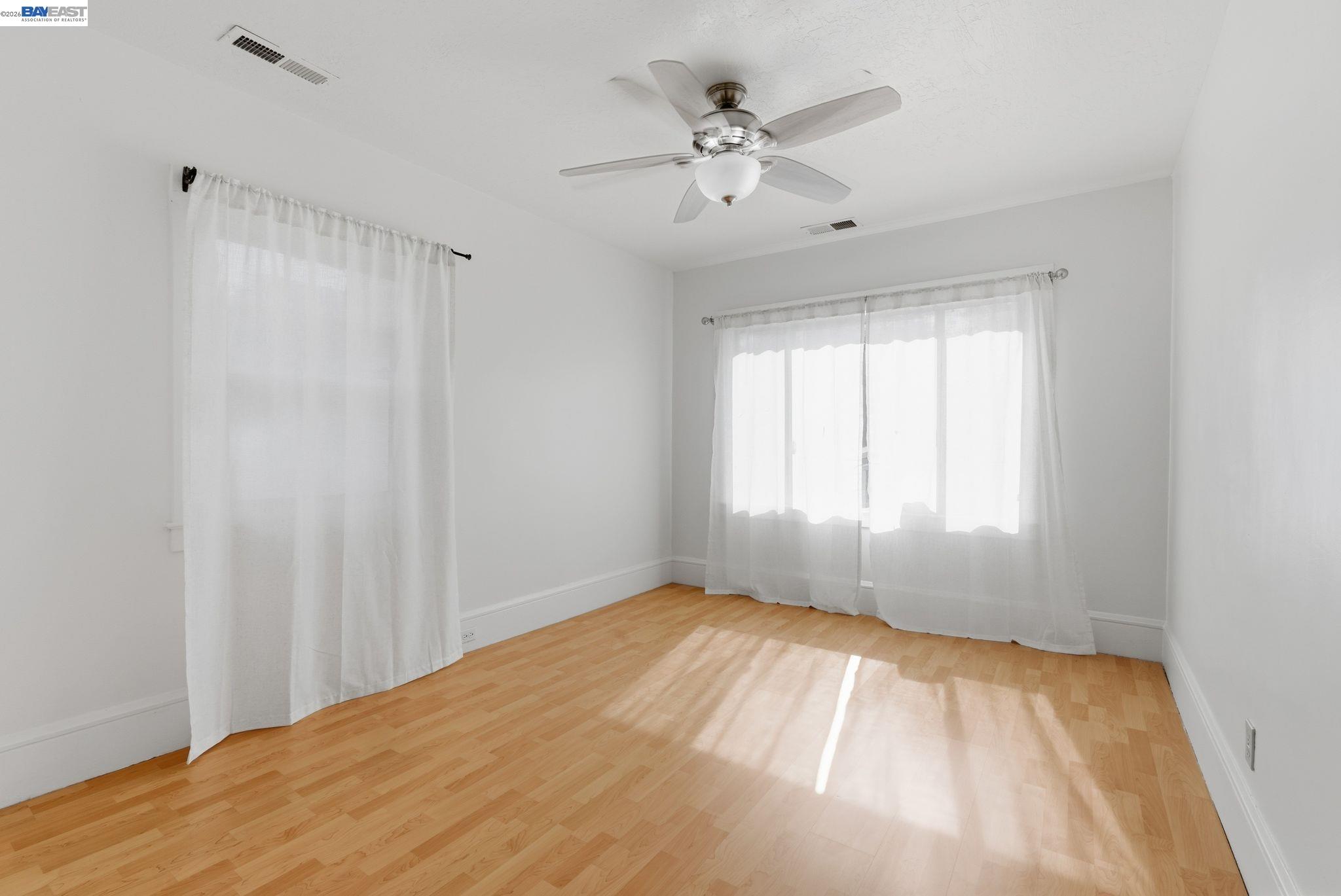 Detail Gallery Image 8 of 31 For 1839 Commerce Way, Oakland,  CA 94606 - 2 Beds | 1 Baths