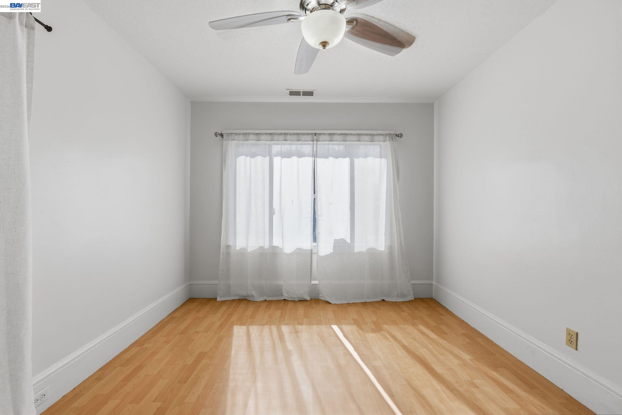 Detail Gallery Image 10 of 31 For 1839 Commerce Way, Oakland,  CA 94606 - 2 Beds | 1 Baths