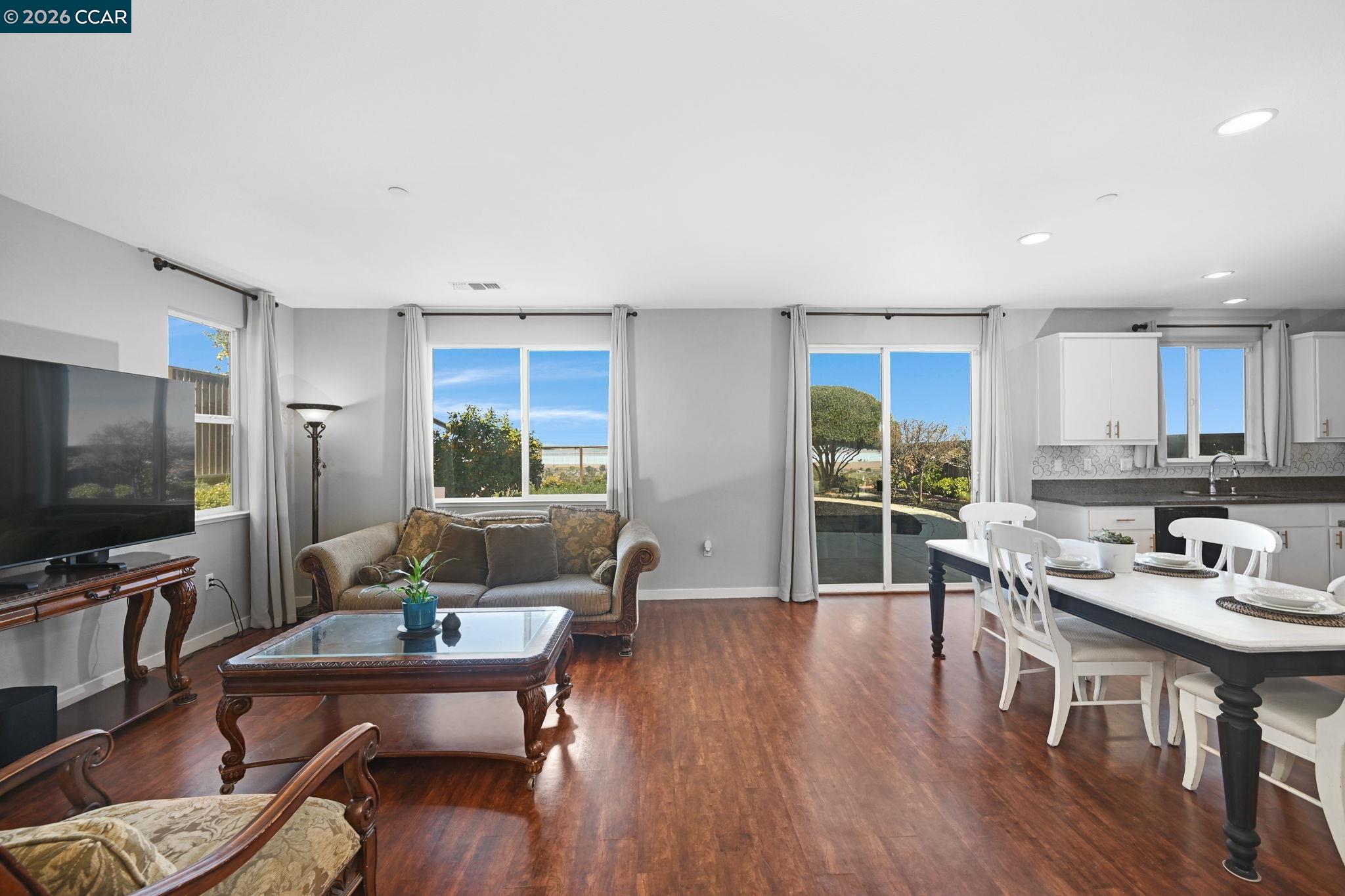 Detail Gallery Image 6 of 41 For 130 Savona Way, Bay Point,  CA 94565 - 4 Beds | 2/1 Baths