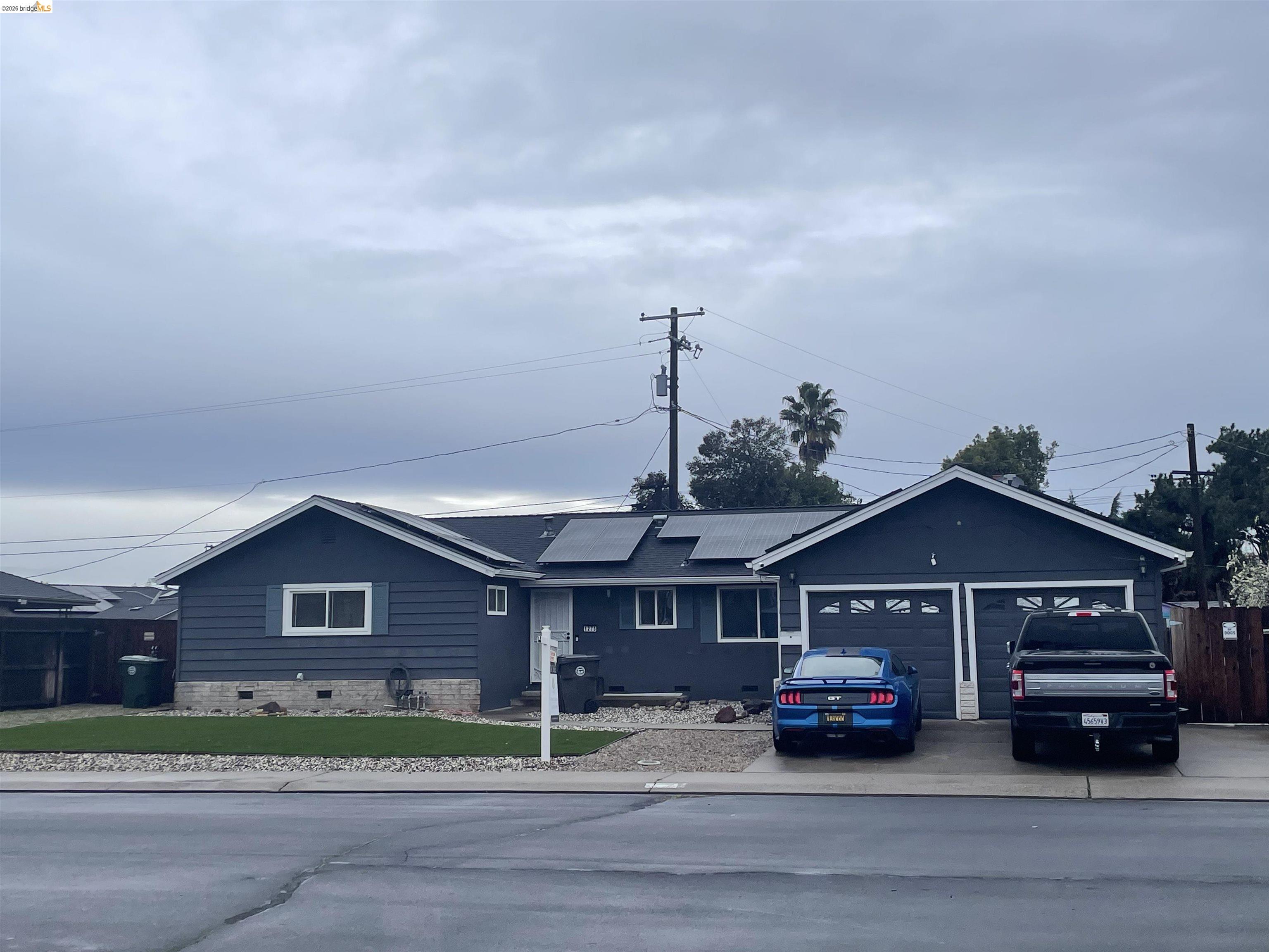 Detail Gallery Image 1 of 1 For 1275 Armstrong Dr, Manteca,  CA 95336 - 3 Beds | 2 Baths