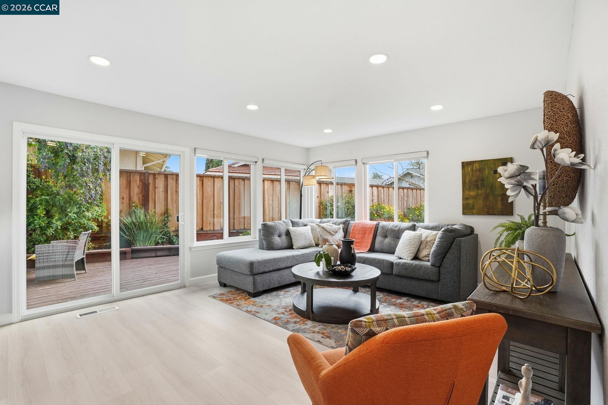 Detail Gallery Image 11 of 59 For 5537 Pamplona Ct, Concord,  CA 94521 - 4 Beds | 2/1 Baths