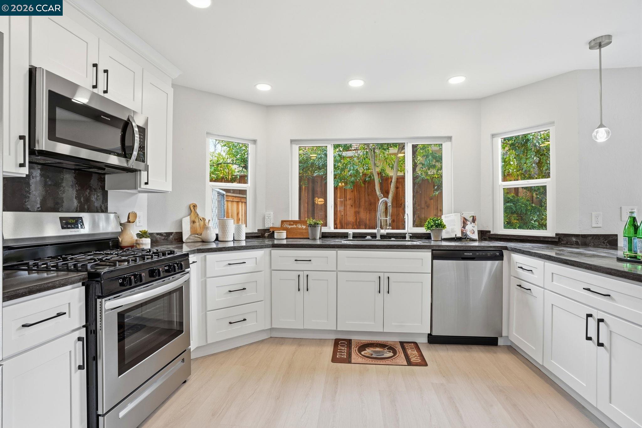 Detail Gallery Image 17 of 59 For 5537 Pamplona Ct, Concord,  CA 94521 - 4 Beds | 2/1 Baths