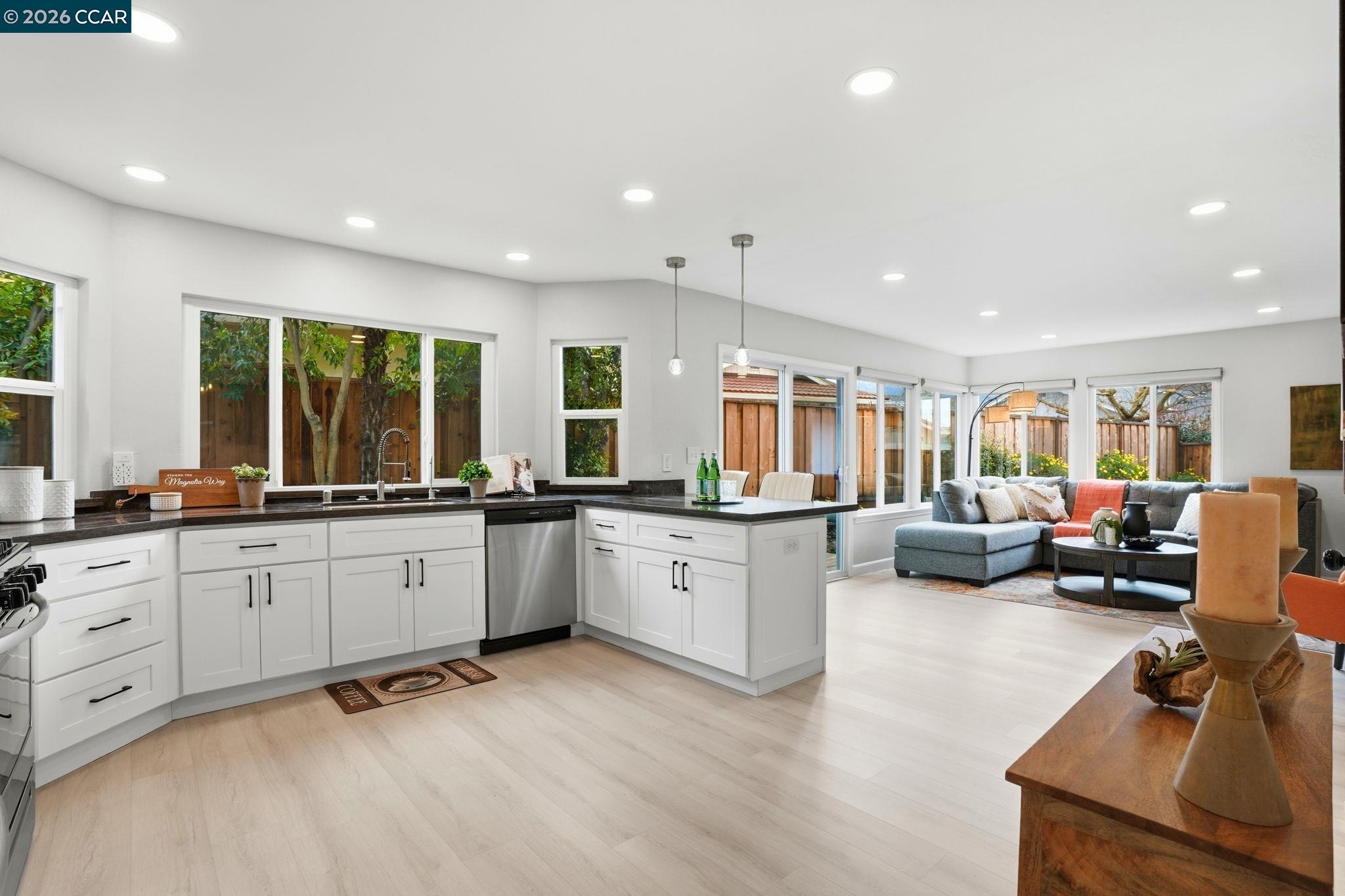 Detail Gallery Image 19 of 59 For 5537 Pamplona Ct, Concord,  CA 94521 - 4 Beds | 2/1 Baths