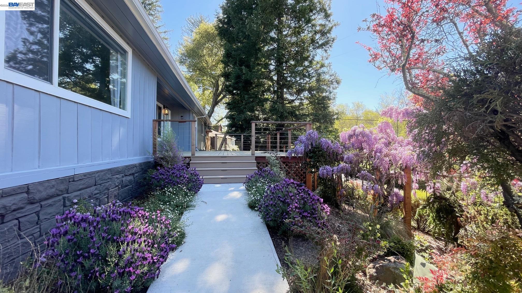 Detail Gallery Image 2 of 44 For 275 Orchard Rd, Orinda,  CA 94563 - 3 Beds | 2/1 Baths