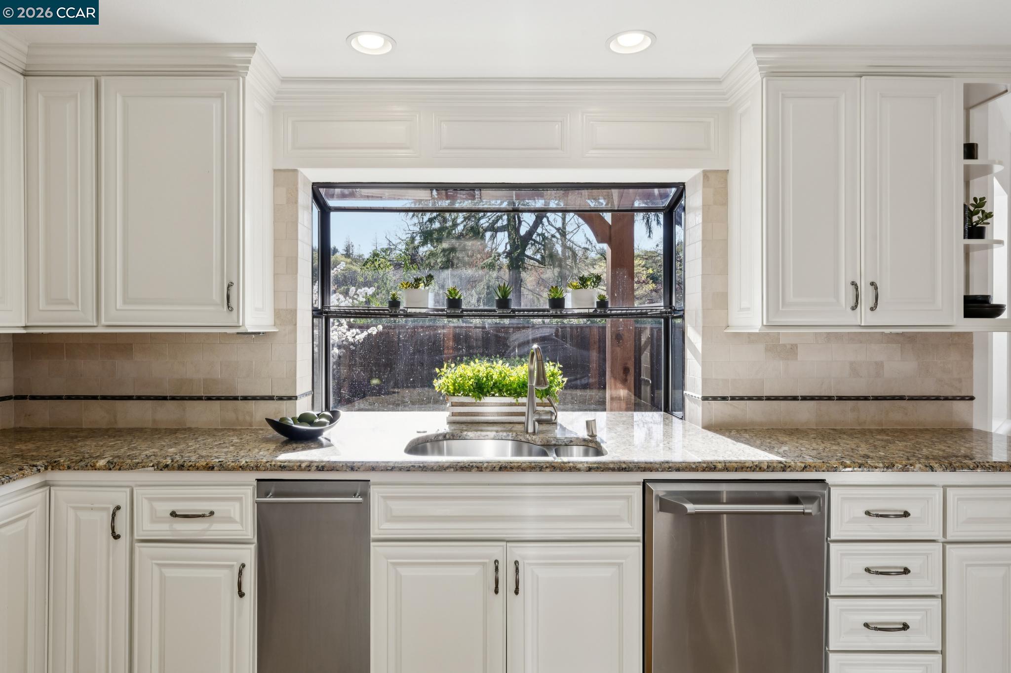 Detail Gallery Image 16 of 60 For 25 Woodland Dr, Alamo,  CA 94507 - 5 Beds | 5/1 Baths