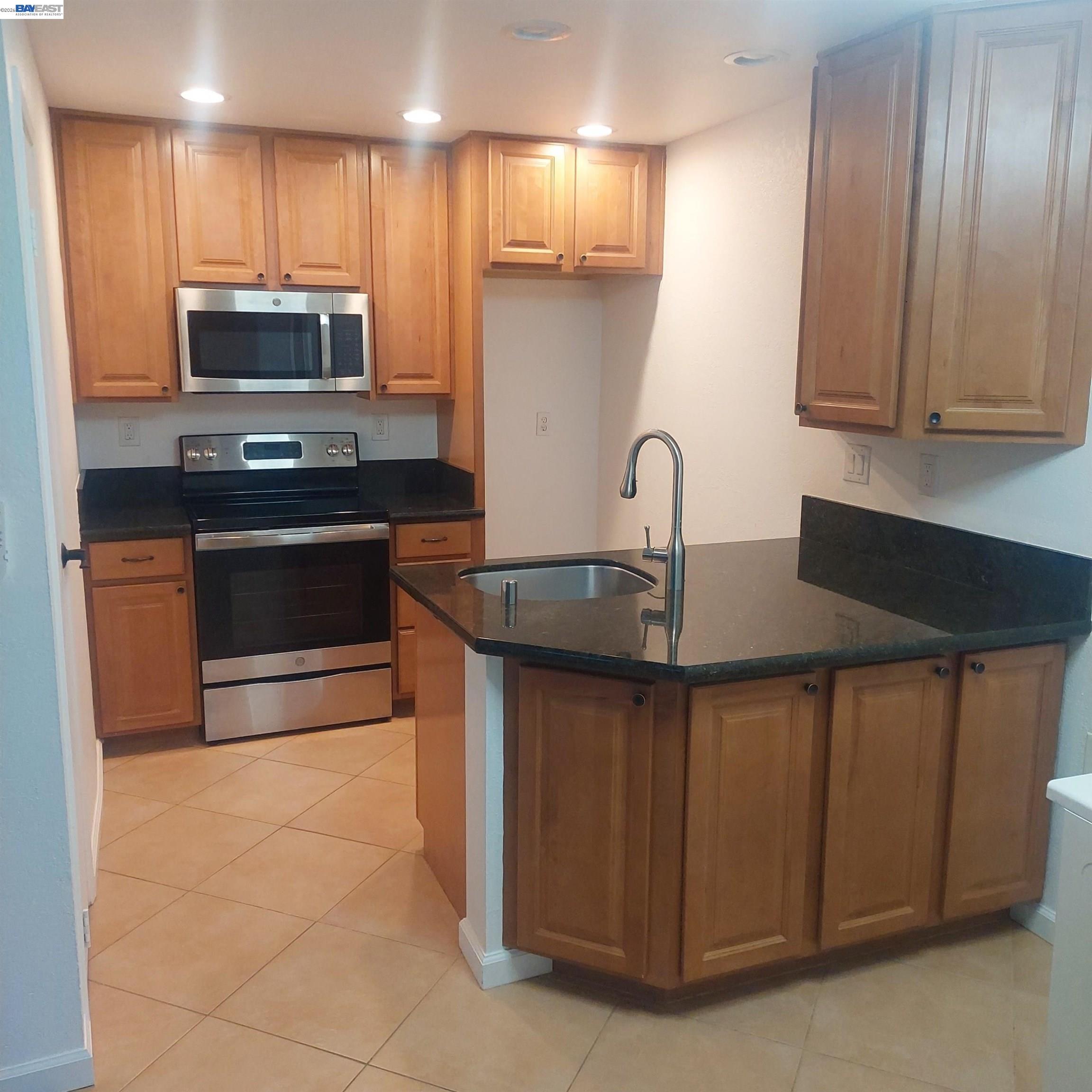 Detail Gallery Image 2 of 10 For 1544 Bailey Road #3,  Concord,  CA 94521 - 2 Beds | 2 Baths