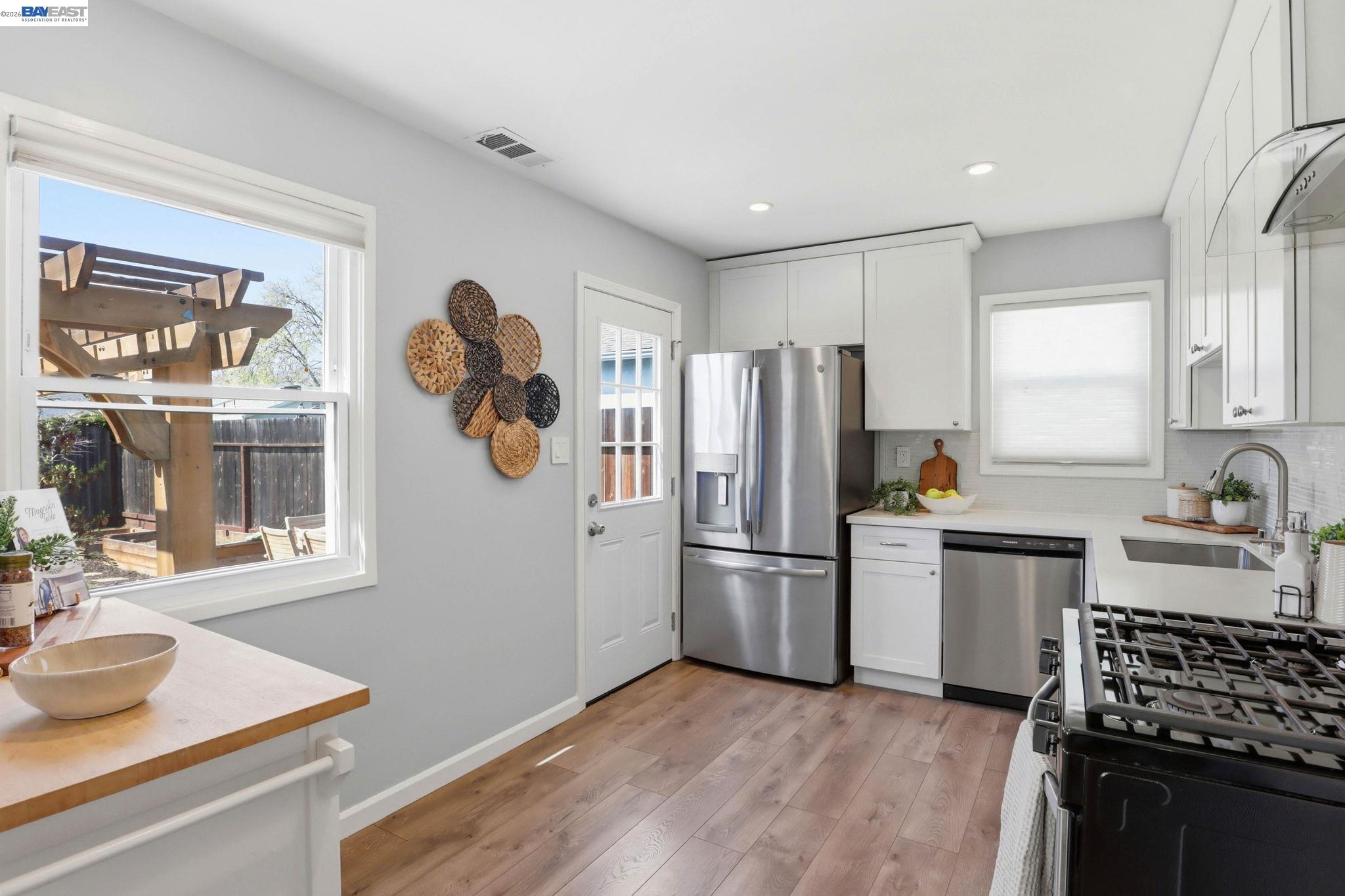 Detail Gallery Image 6 of 24 For 16129 via Pinale, San Lorenzo,  CA 94580 - 3 Beds | 1 Baths