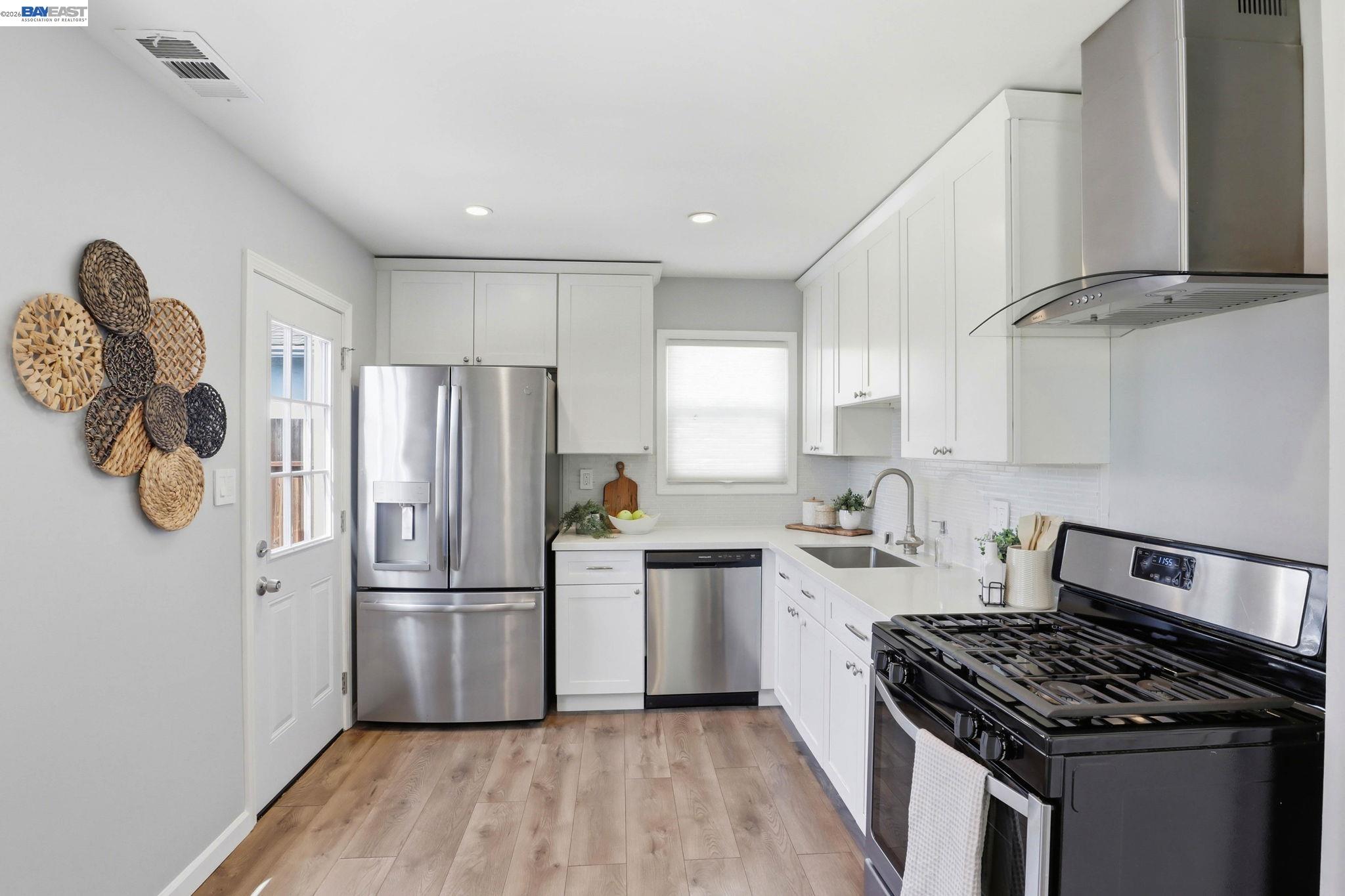 Detail Gallery Image 7 of 24 For 16129 via Pinale, San Lorenzo,  CA 94580 - 3 Beds | 1 Baths