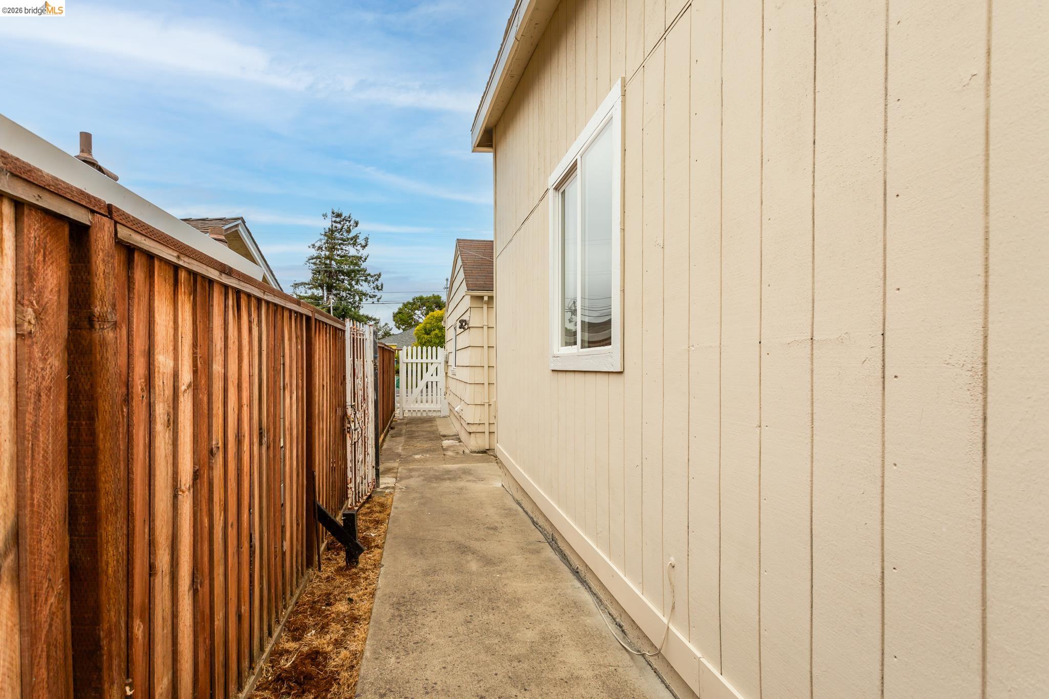 Detail Gallery Image 5 of 35 For 844 37th St, Richmond,  CA 94805 - 5 Beds | 2 Baths