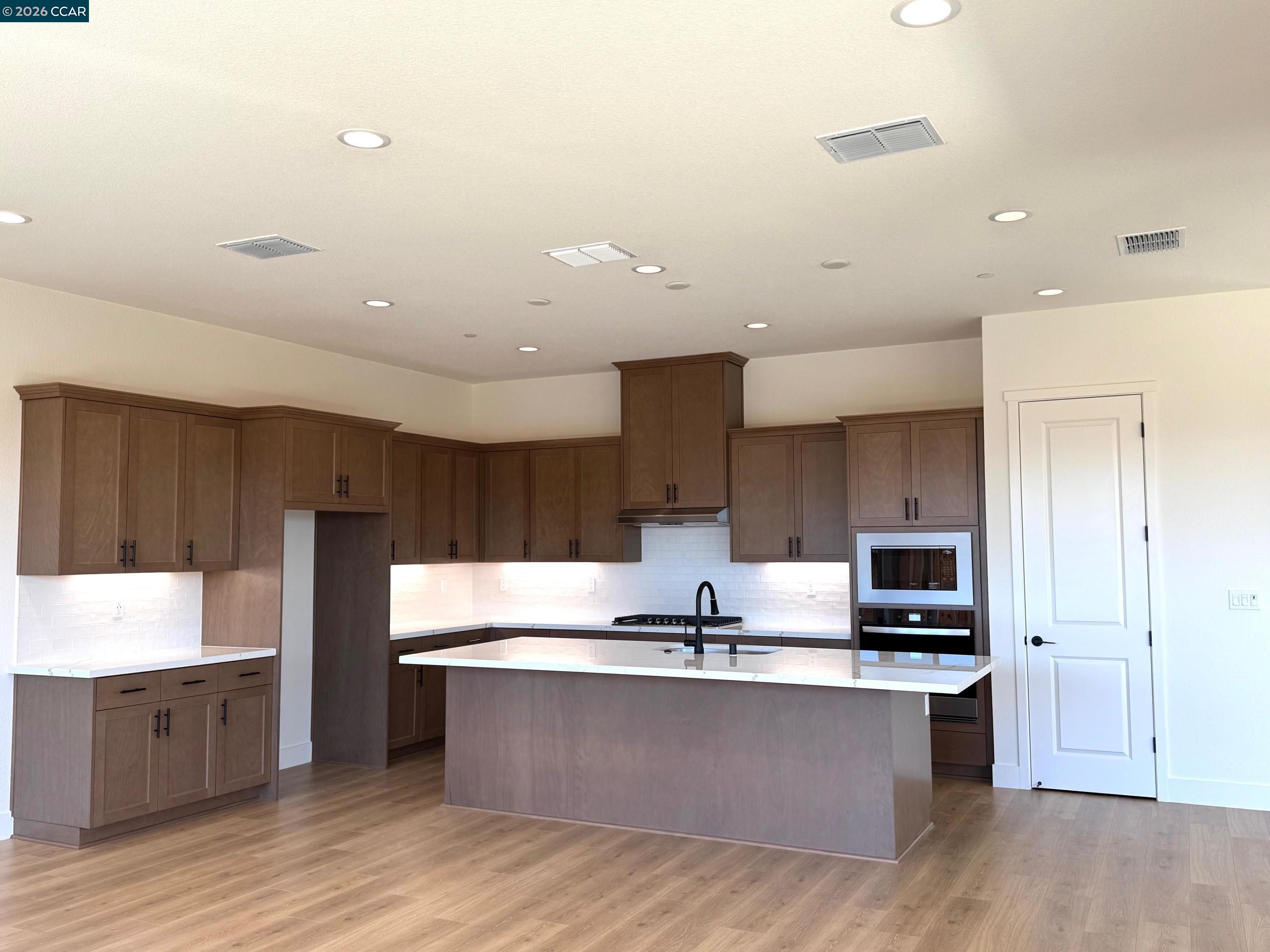 Detail Gallery Image 6 of 19 For 17585 Bushwick Lane, Lathrop,  CA 95330 - 5 Beds | 3 Baths