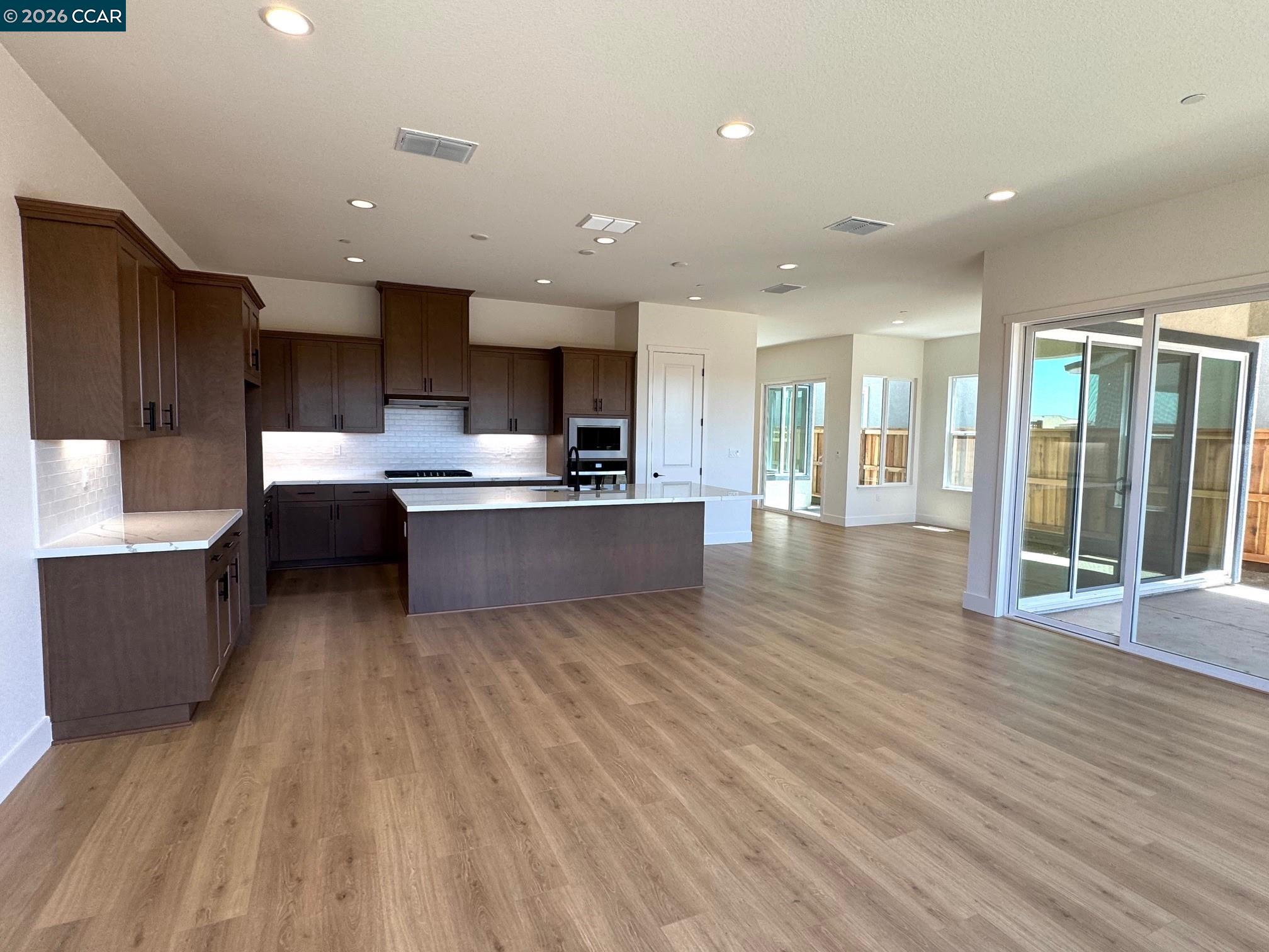 Detail Gallery Image 8 of 19 For 17585 Bushwick Lane, Lathrop,  CA 95330 - 5 Beds | 3 Baths