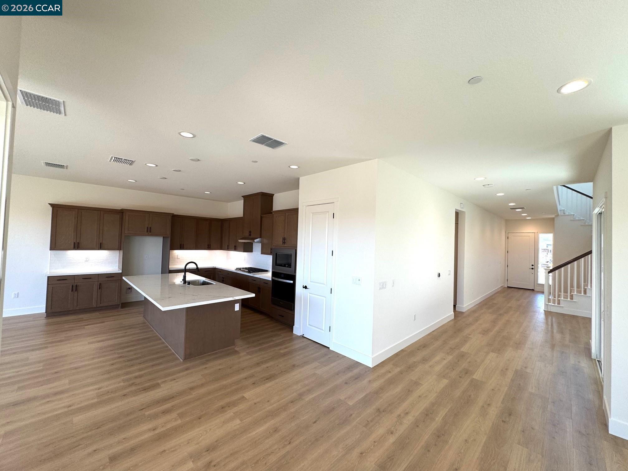 Detail Gallery Image 9 of 19 For 17585 Bushwick Lane, Lathrop,  CA 95330 - 5 Beds | 3 Baths