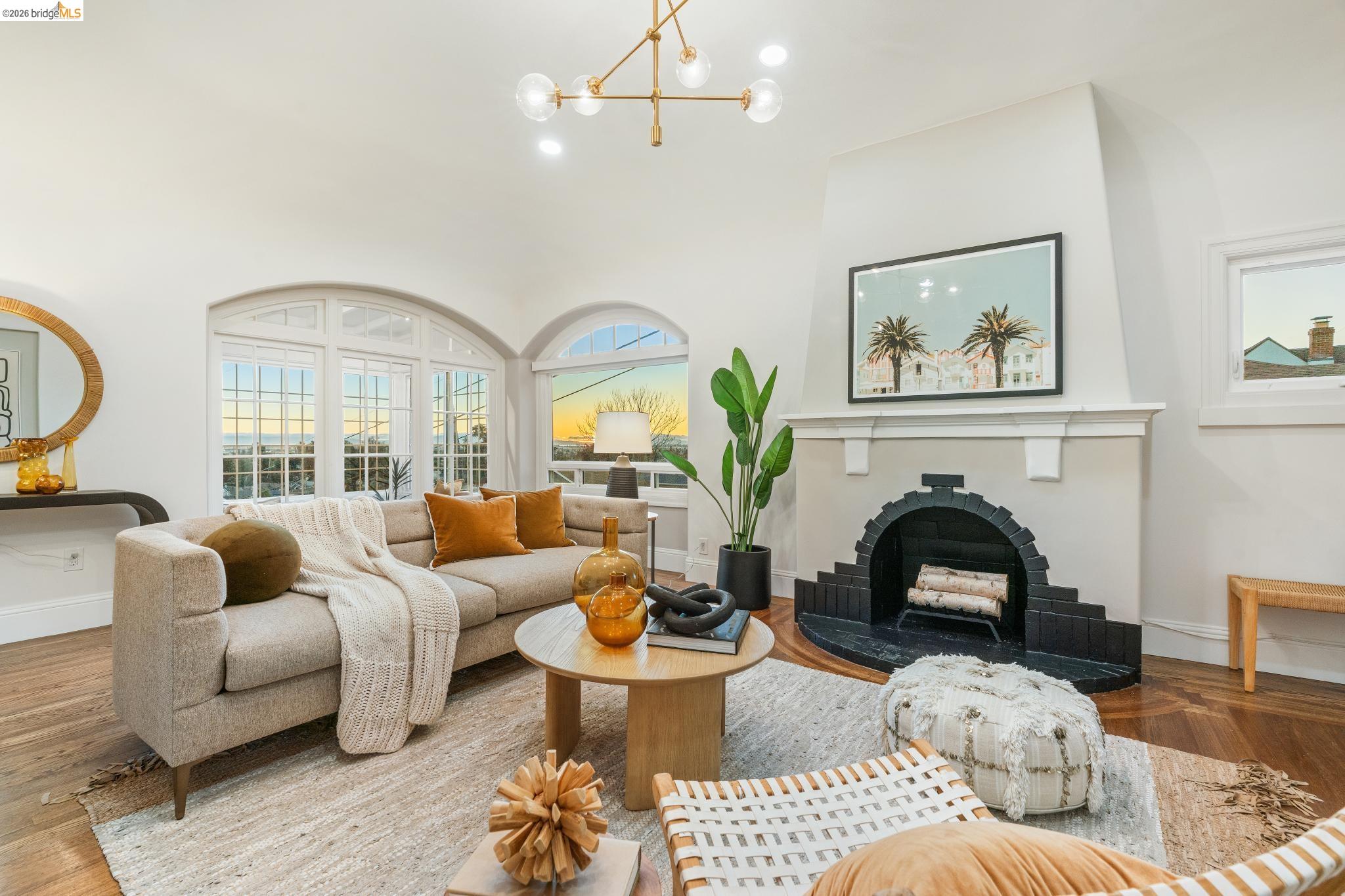 Detail Gallery Image 4 of 59 For 8301 Ney Ave, Oakland,  CA 94605 - 4 Beds | 3 Baths