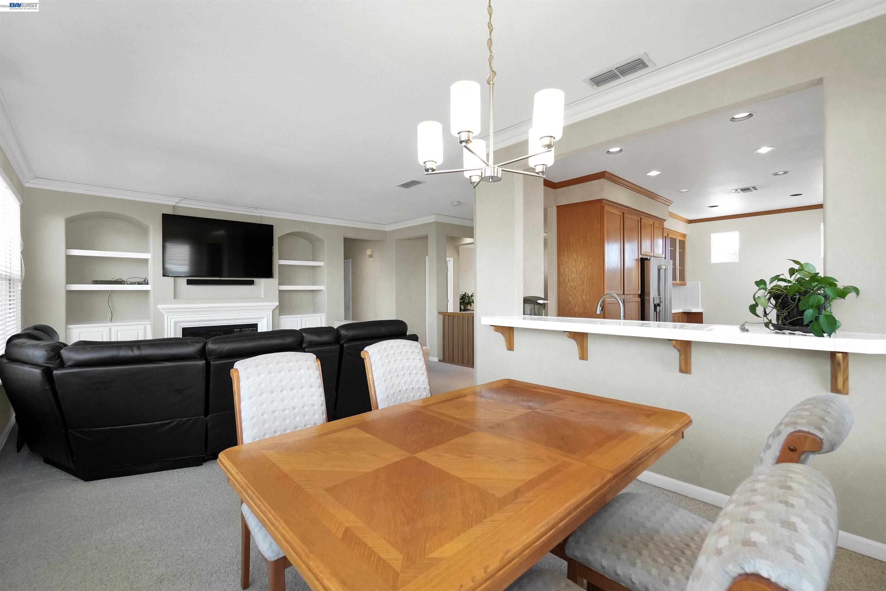 Detail Gallery Image 8 of 53 For 5810 Gold Creek Dr, Castro Valley,  CA 94552 - 4 Beds | 3/1 Baths