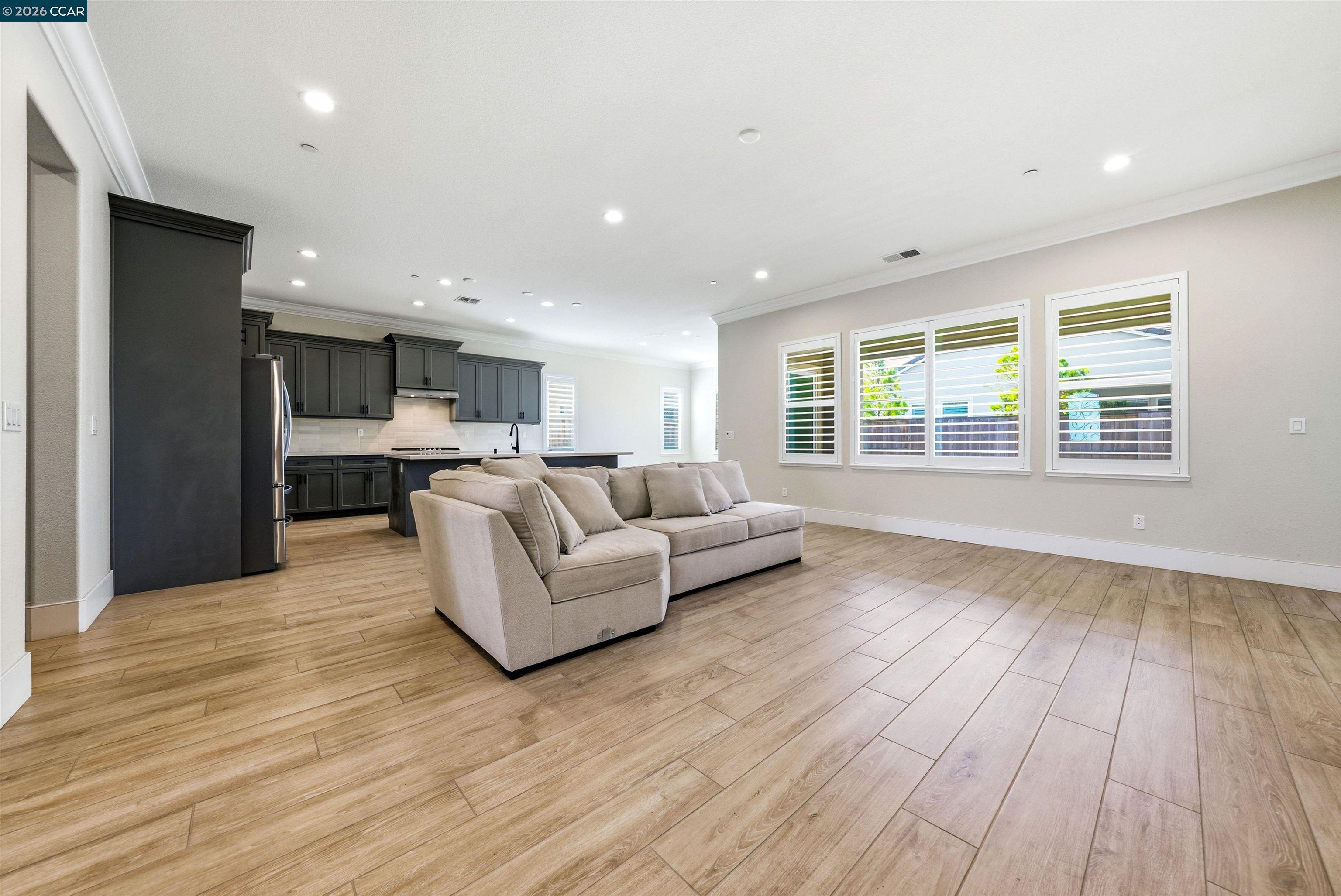 Detail Gallery Image 9 of 33 For 1501 Empire Dr, Lodi,  CA 95242 - 4 Beds | 2 Baths