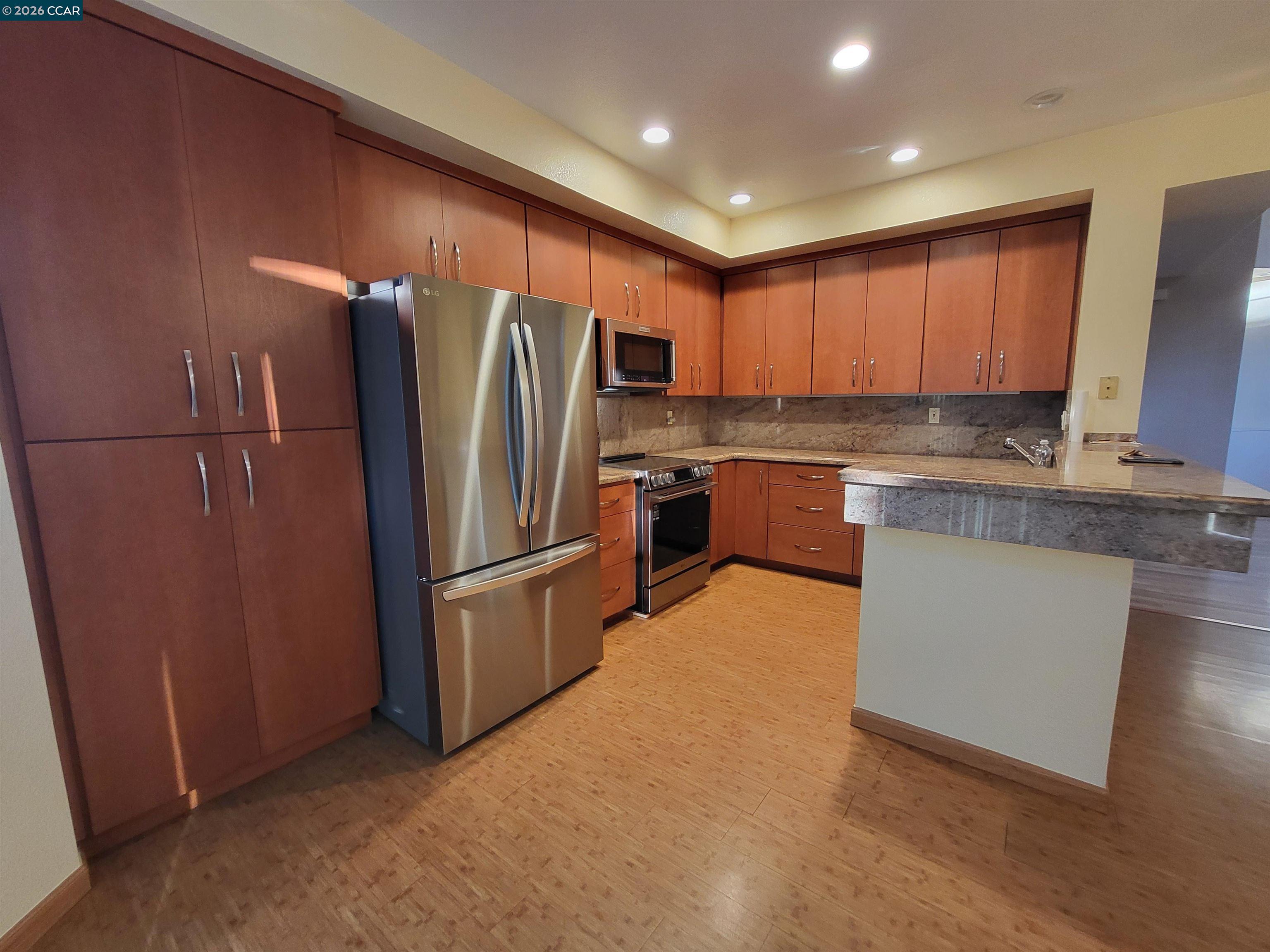 Detail Gallery Image 2 of 17 For 176 Scotts Vly, Hercules,  CA 94547 - 3 Beds | 2/1 Baths