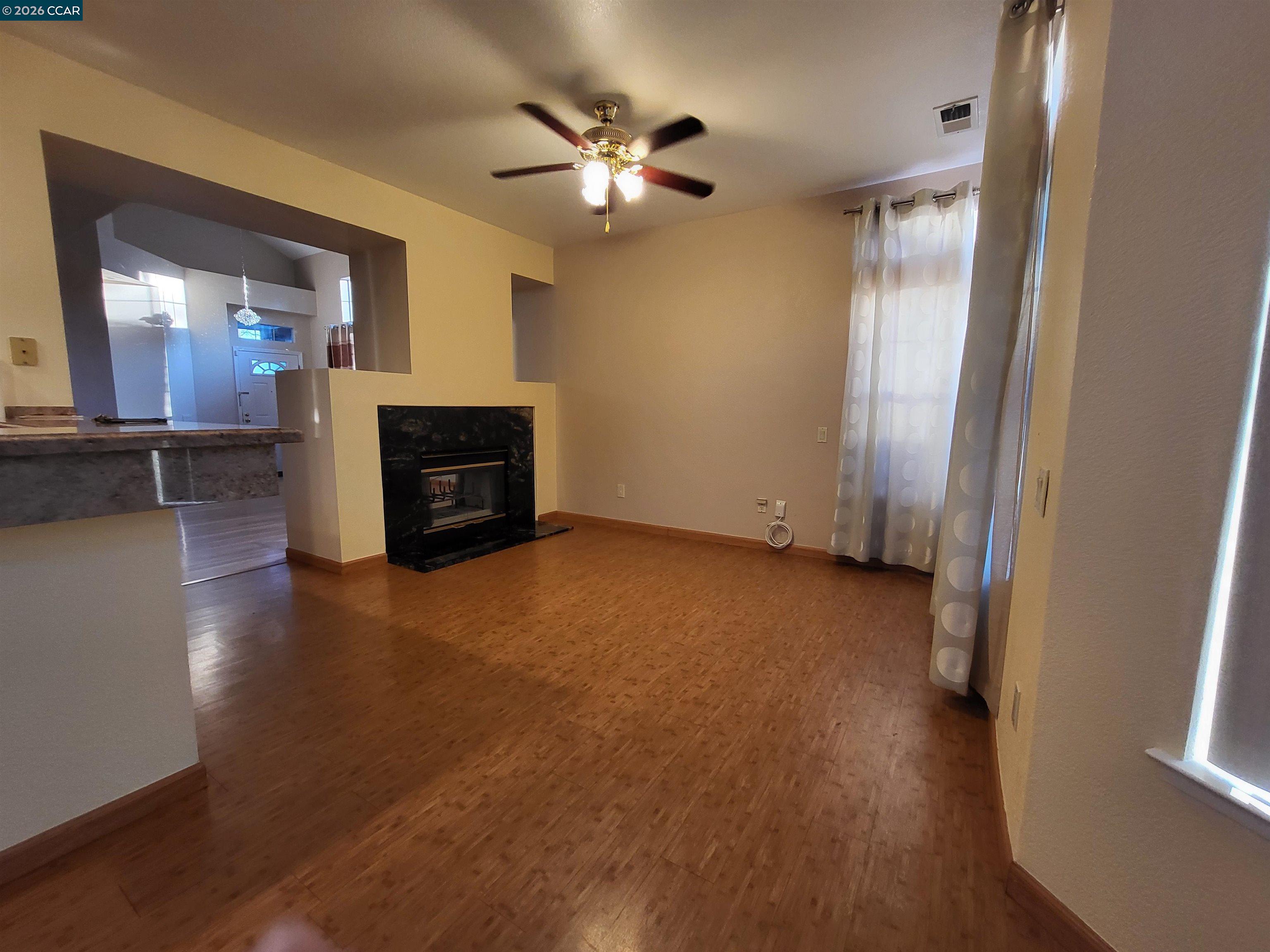 Detail Gallery Image 3 of 17 For 176 Scotts Vly, Hercules,  CA 94547 - 3 Beds | 2/1 Baths