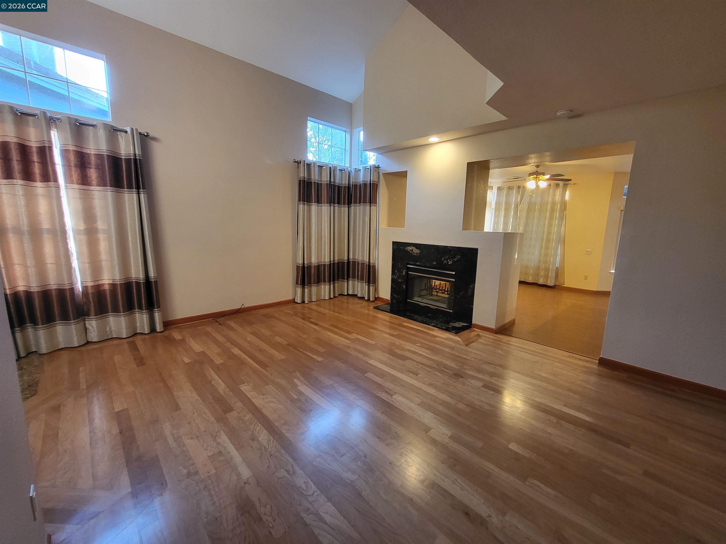 Detail Gallery Image 5 of 17 For 176 Scotts Vly, Hercules,  CA 94547 - 3 Beds | 2/1 Baths