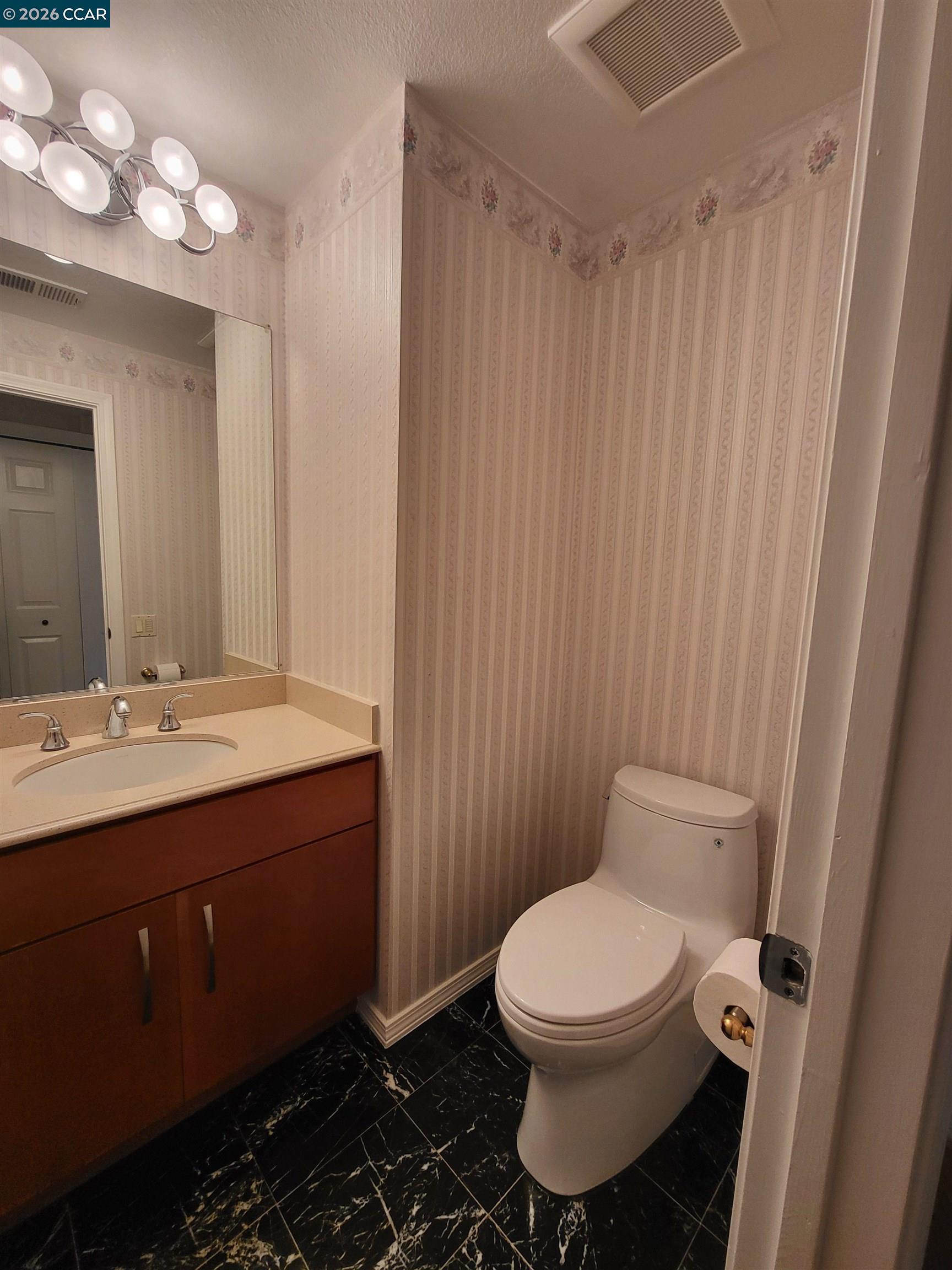 Detail Gallery Image 6 of 17 For 176 Scotts Vly, Hercules,  CA 94547 - 3 Beds | 2/1 Baths