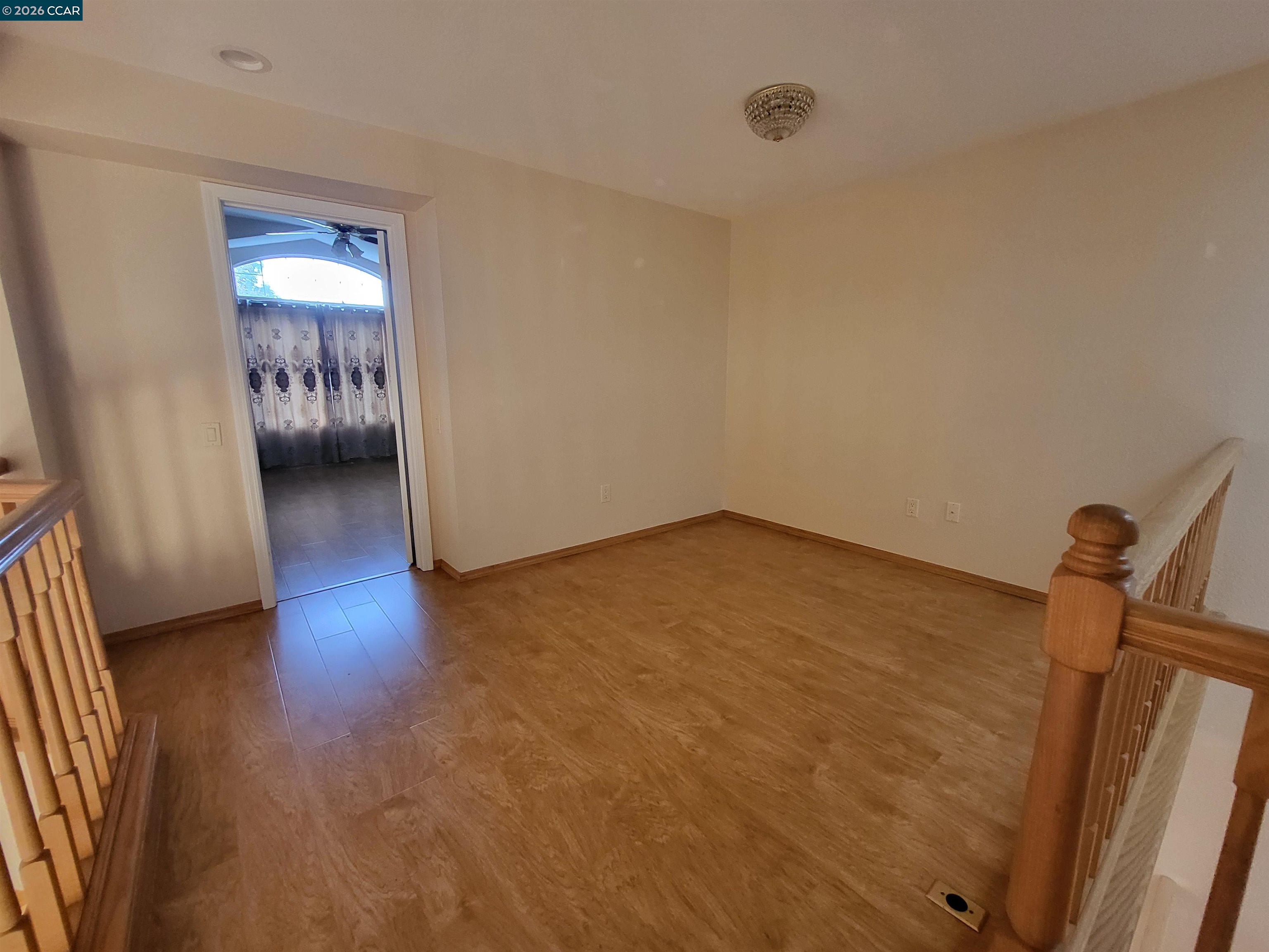 Detail Gallery Image 8 of 17 For 176 Scotts Vly, Hercules,  CA 94547 - 3 Beds | 2/1 Baths