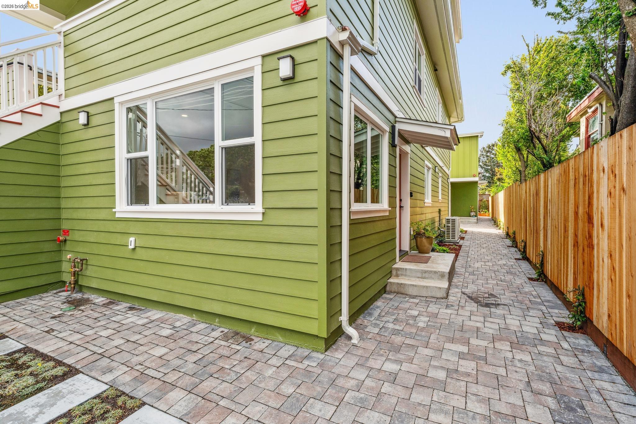 Detail Gallery Image 34 of 59 For 667 & 667a Alcatraz Ave, Oakland,  CA 94609 - – Beds | – Baths